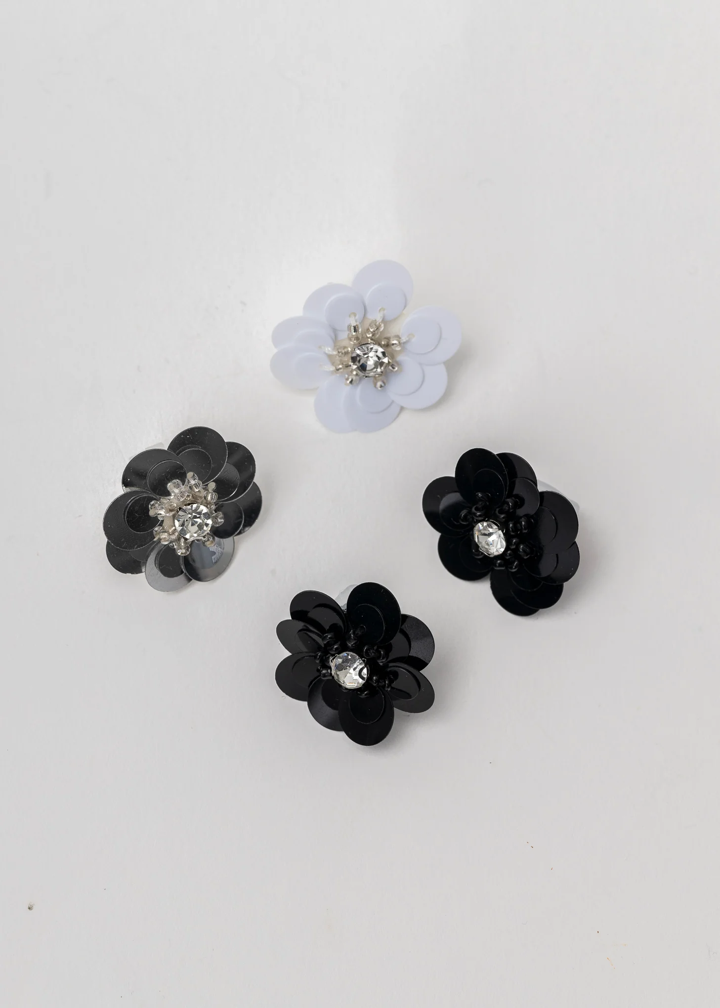 ATM One Pearl Bow And Four Flowers - Image 10