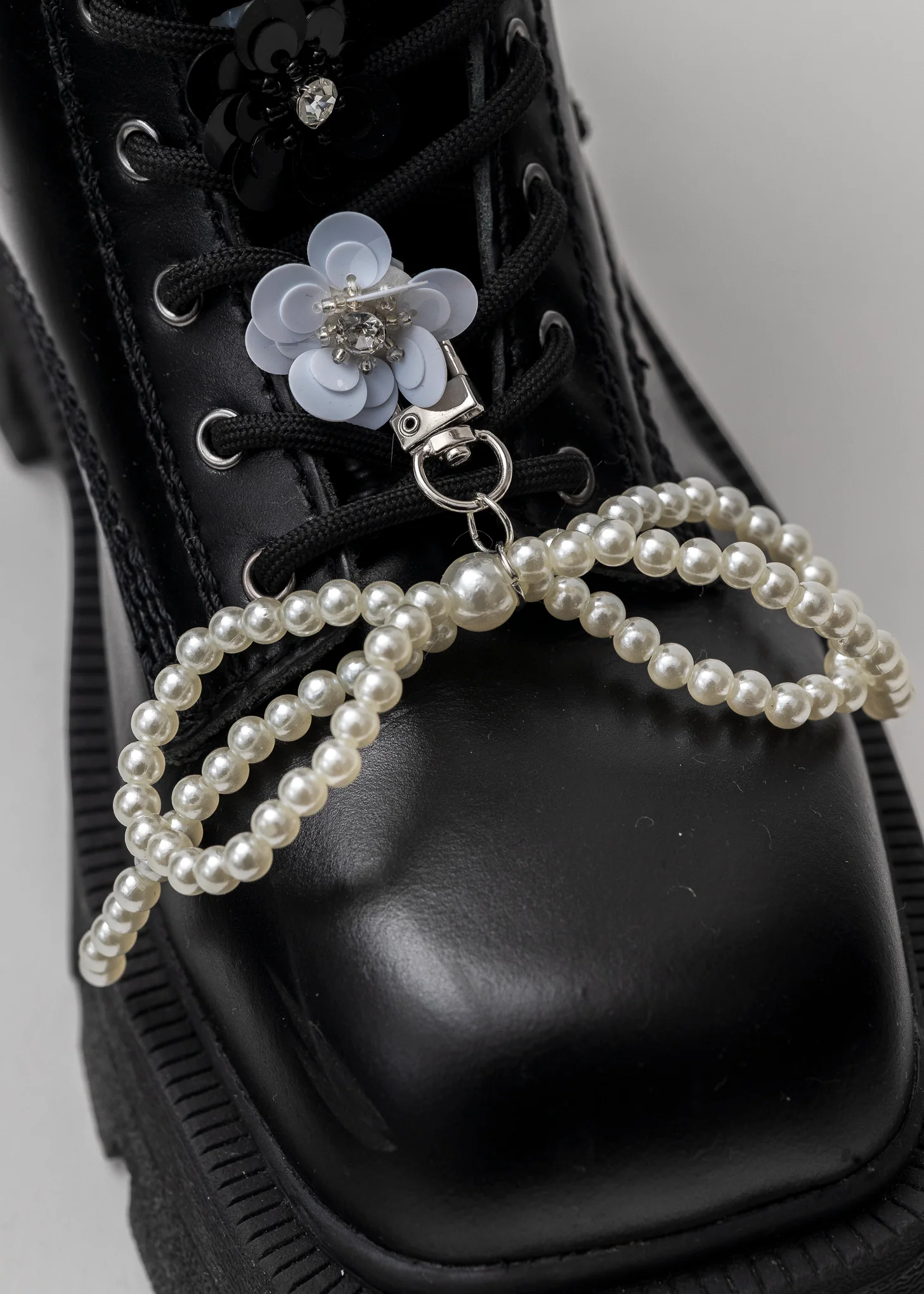 ATM One Pearl Bow And Four Flowers - Image 6