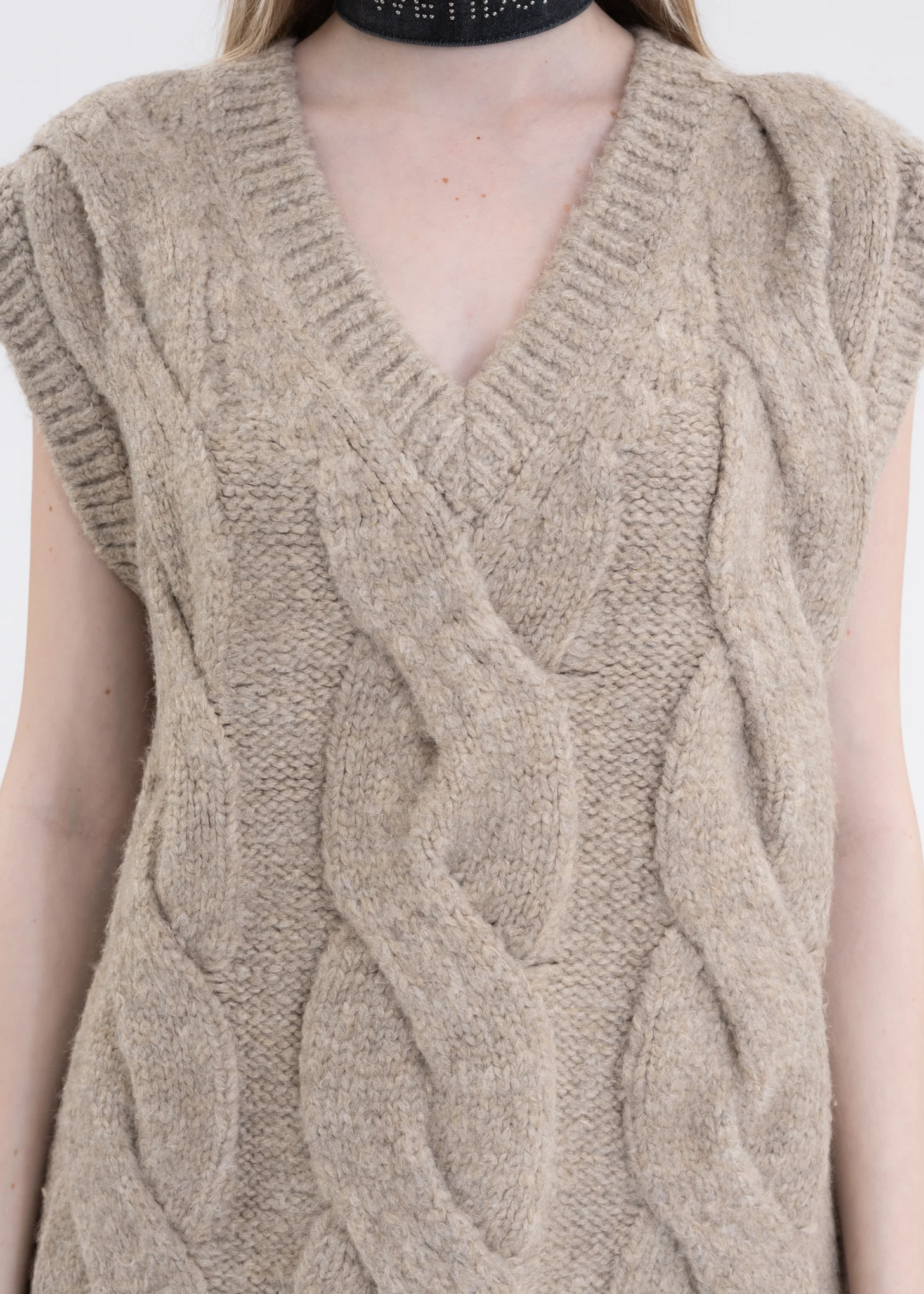 BEIGE CABLE KNIT VEST - Image 4