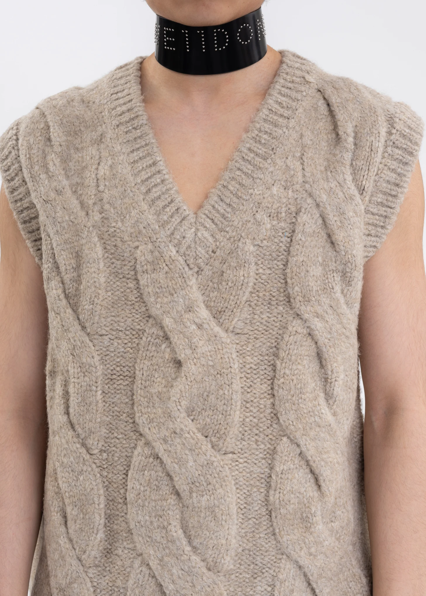 BEIGE CABLE KNIT VEST - Image 4