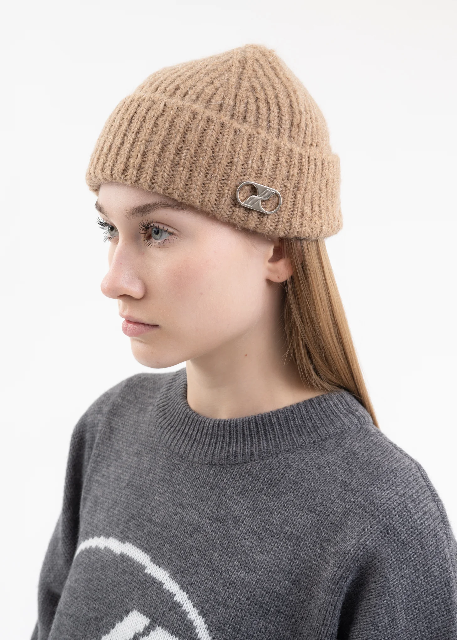 BEIGE EMBROIDERED LOGO METAL SHORT BEANIE