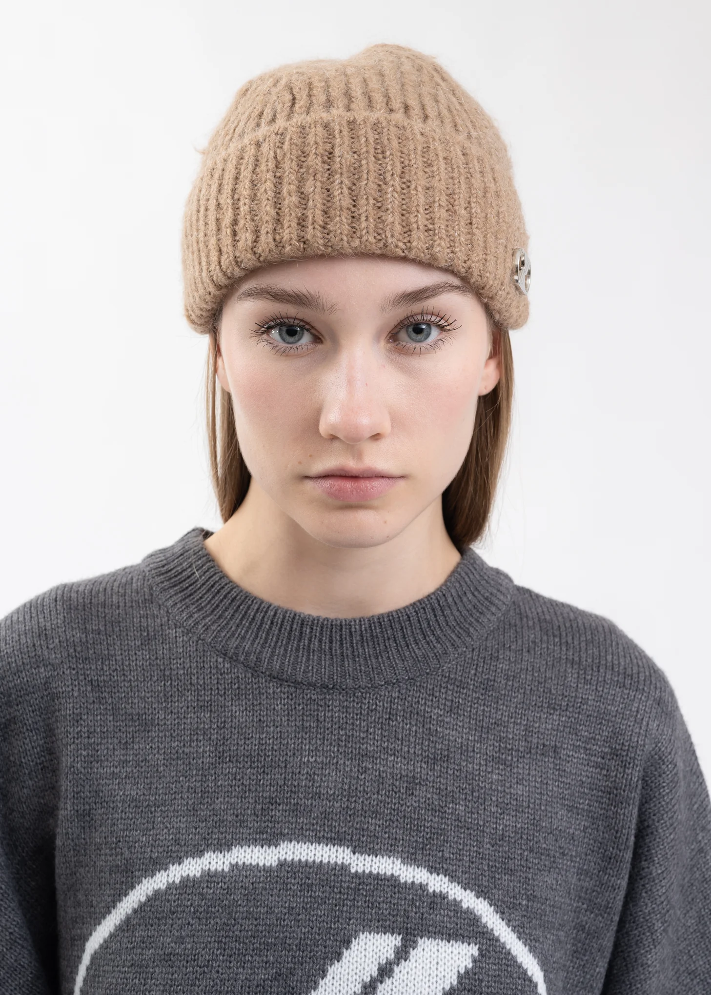 BEIGE EMBROIDERED LOGO METAL SHORT BEANIE - Image 2