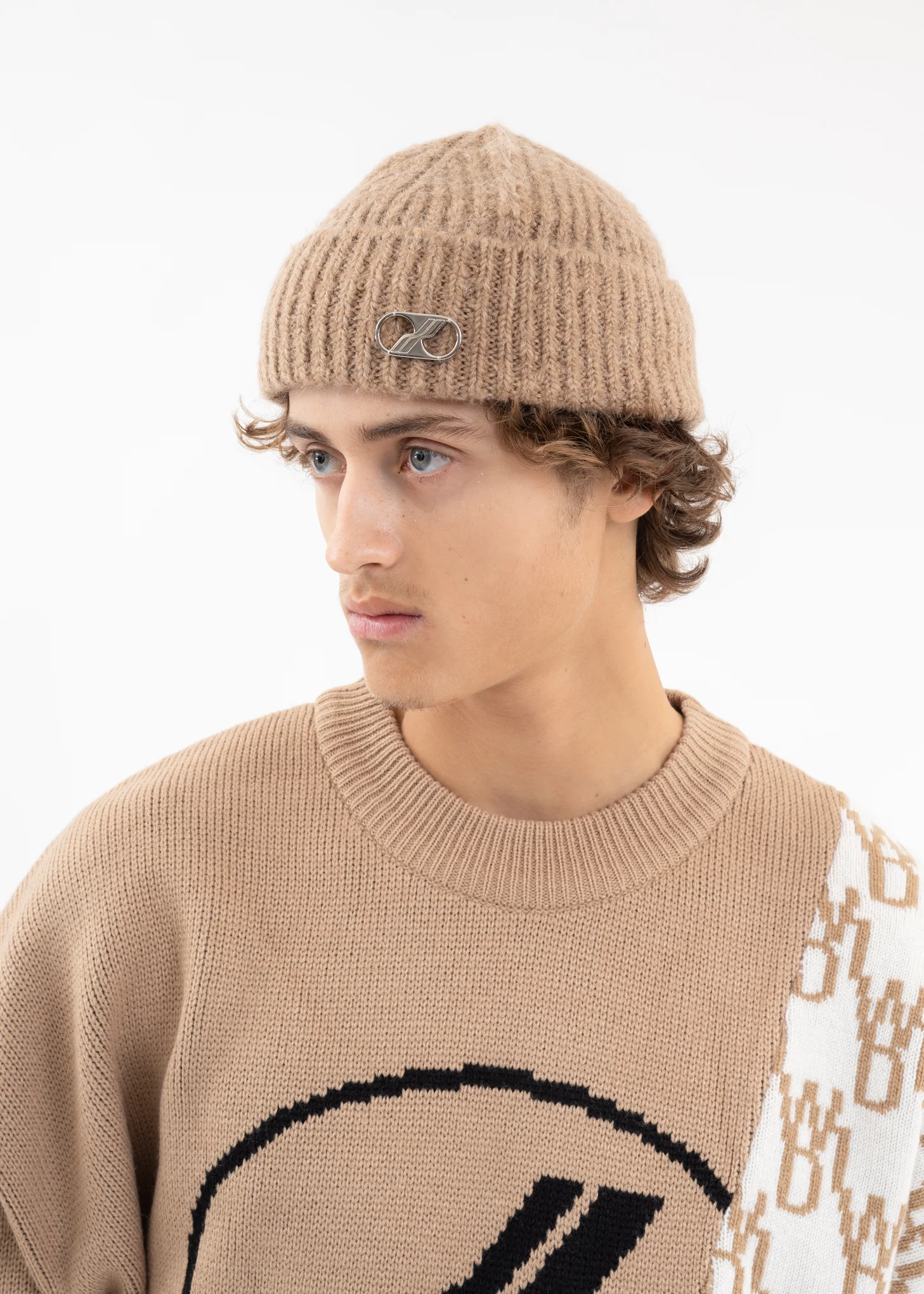 BEIGE EMBROIDERED LOGO METAL SHORT BEANIE