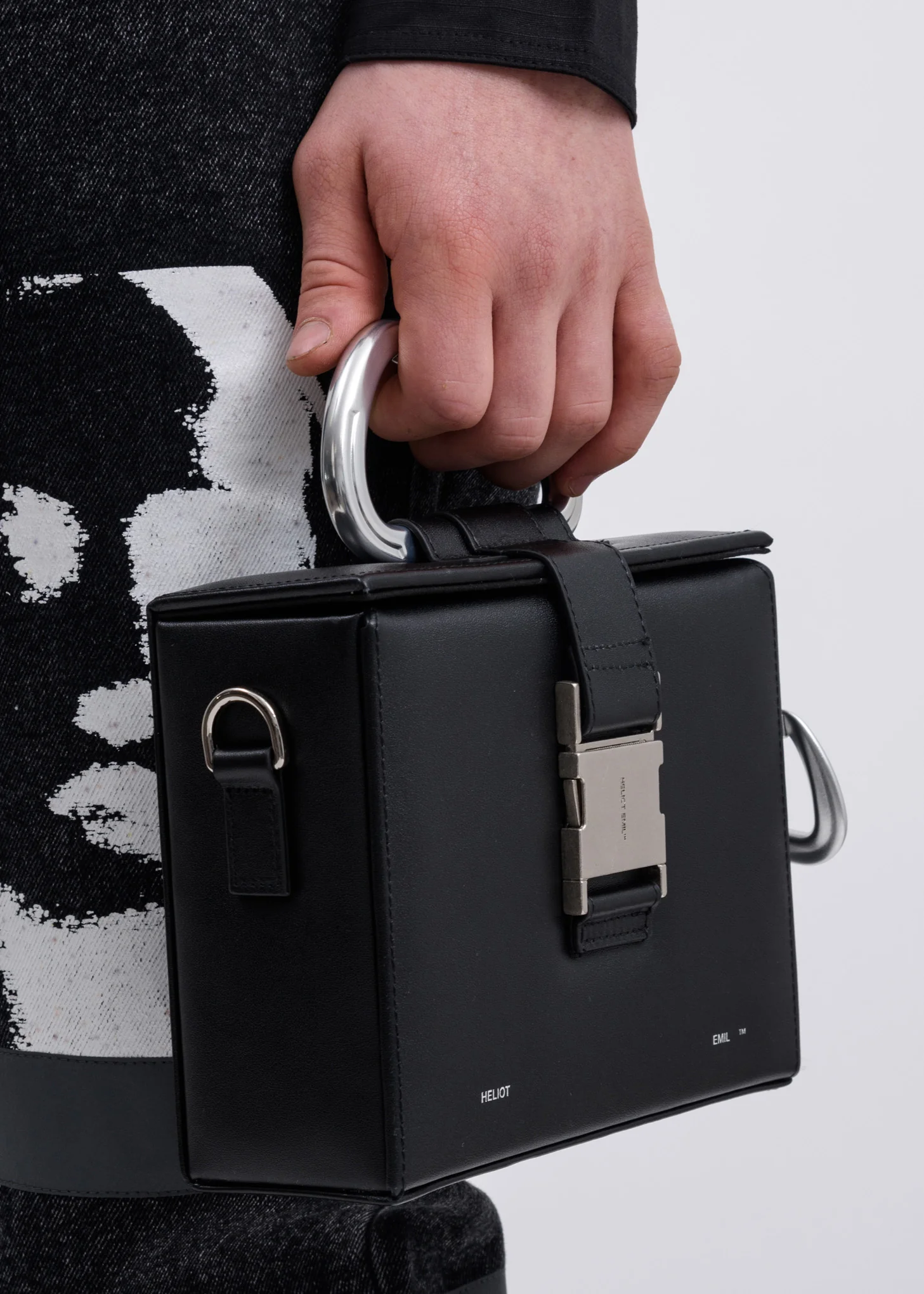 BLACK LEATHER CARABINER BOX BAG - Image 6