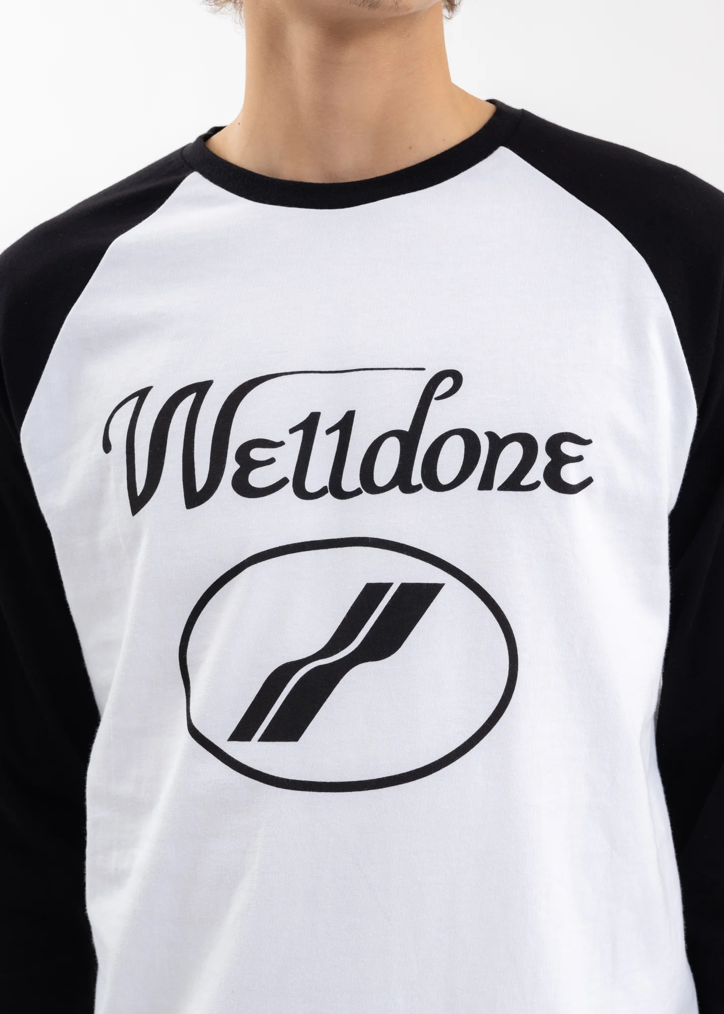 BLACK CURSIVE TIGHT RAGLAN LONG-SLEEVED T-SHIRT - Image 4