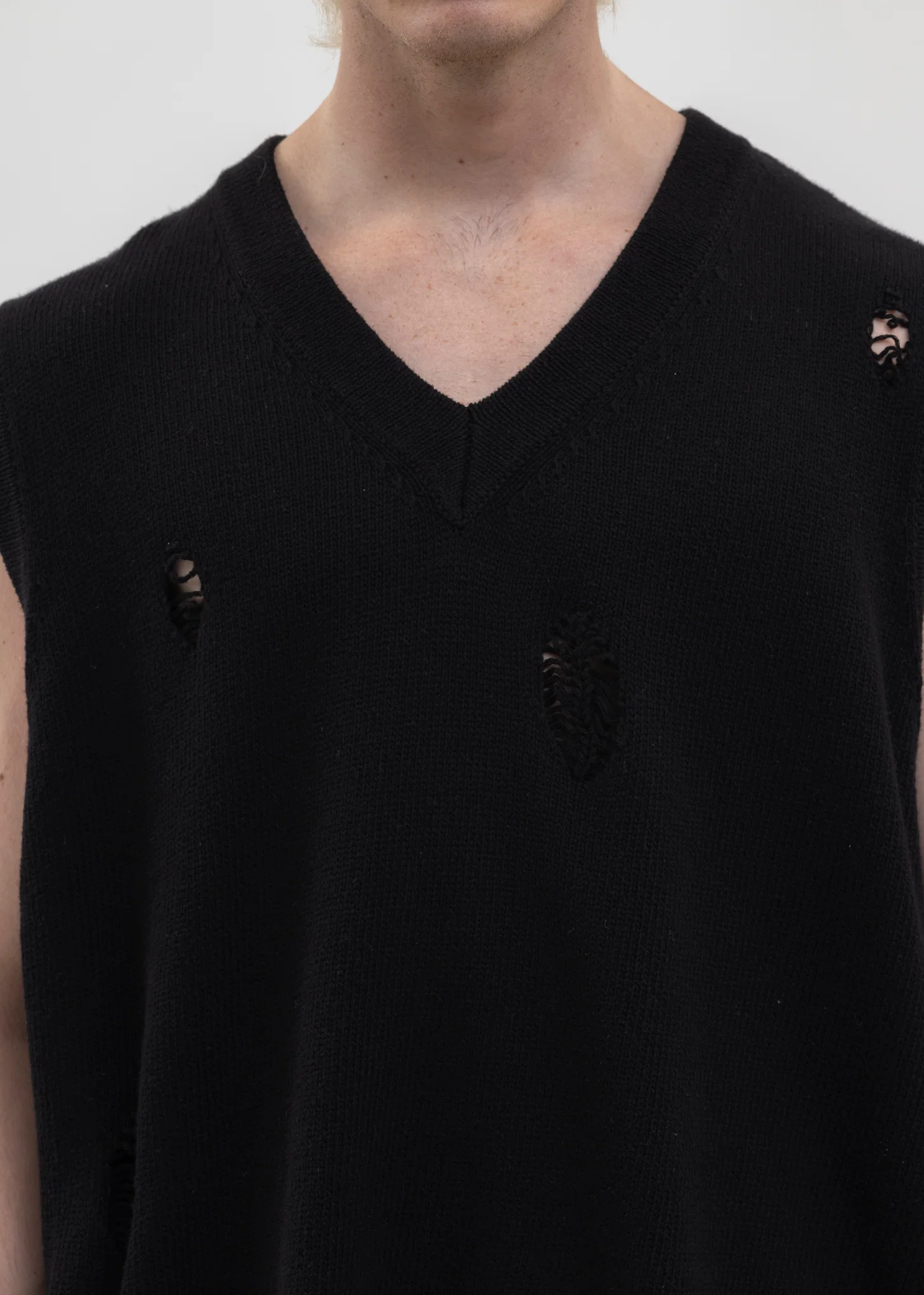 Black DAMAGE COTTON V-NECK KNIT VEST - Image 4