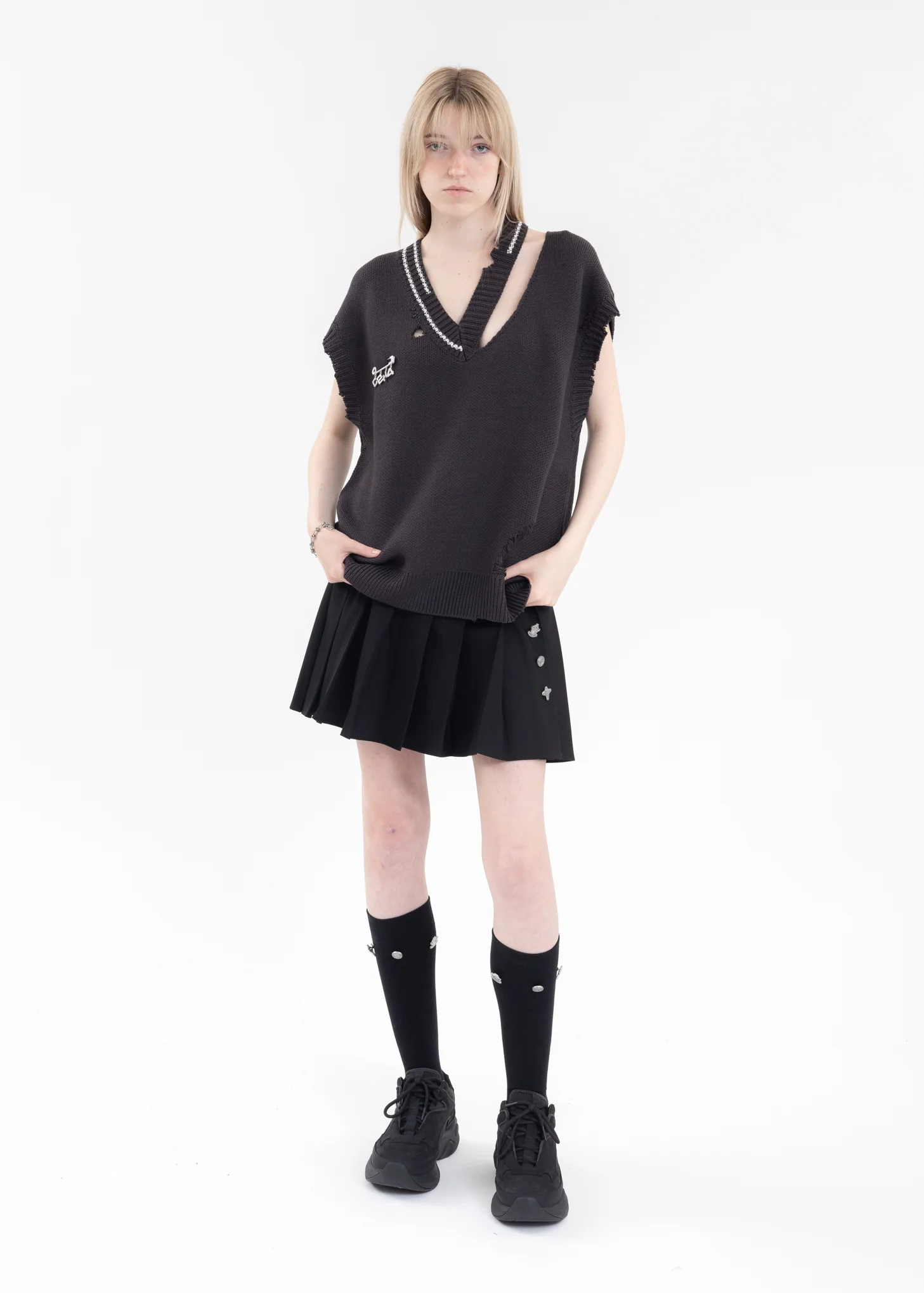 Black Distressed V-Neck Sleeveless Knit Vest - Image 9