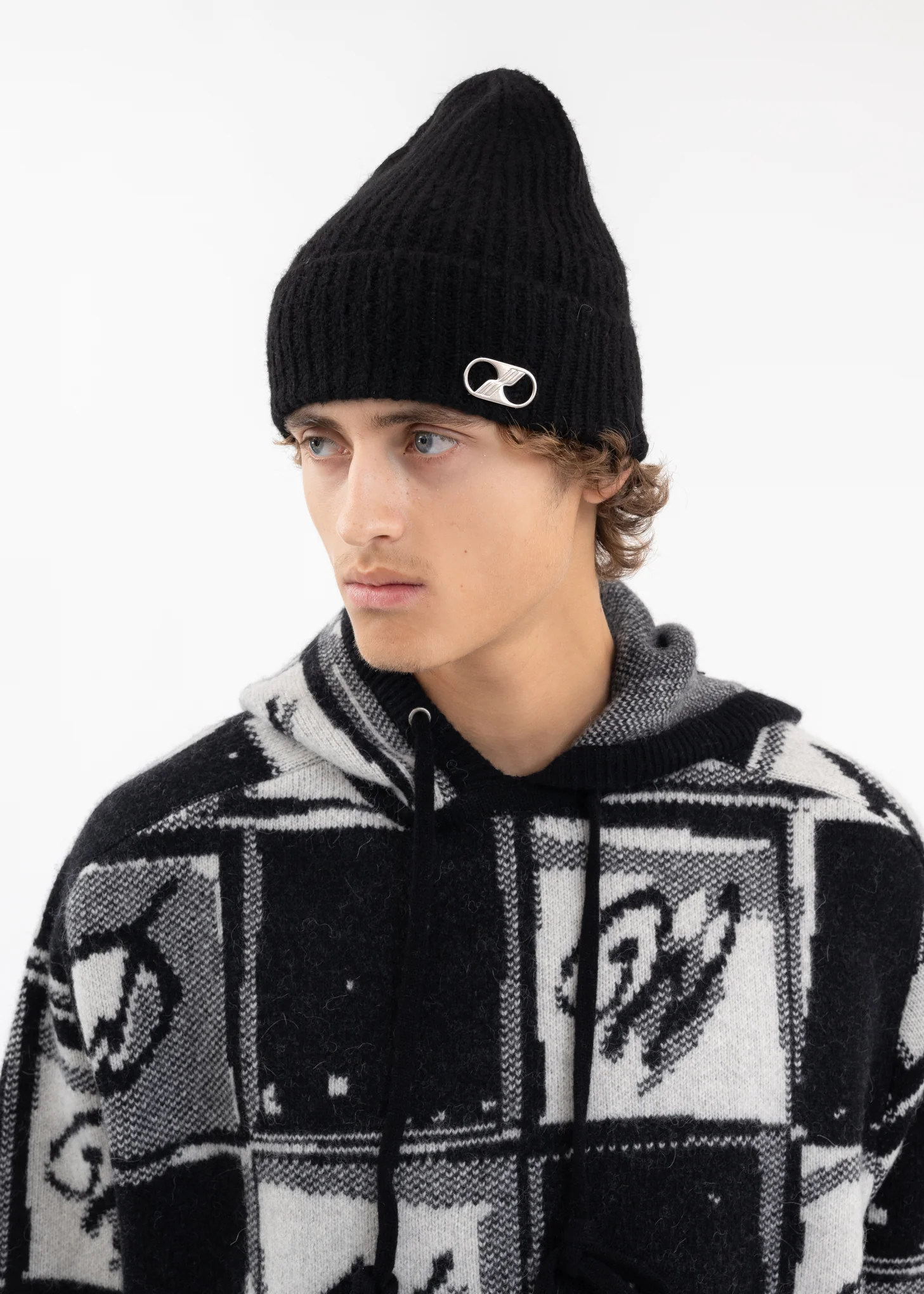 BLACK EMBROIDERED LOGO METAL LONG BEANIE