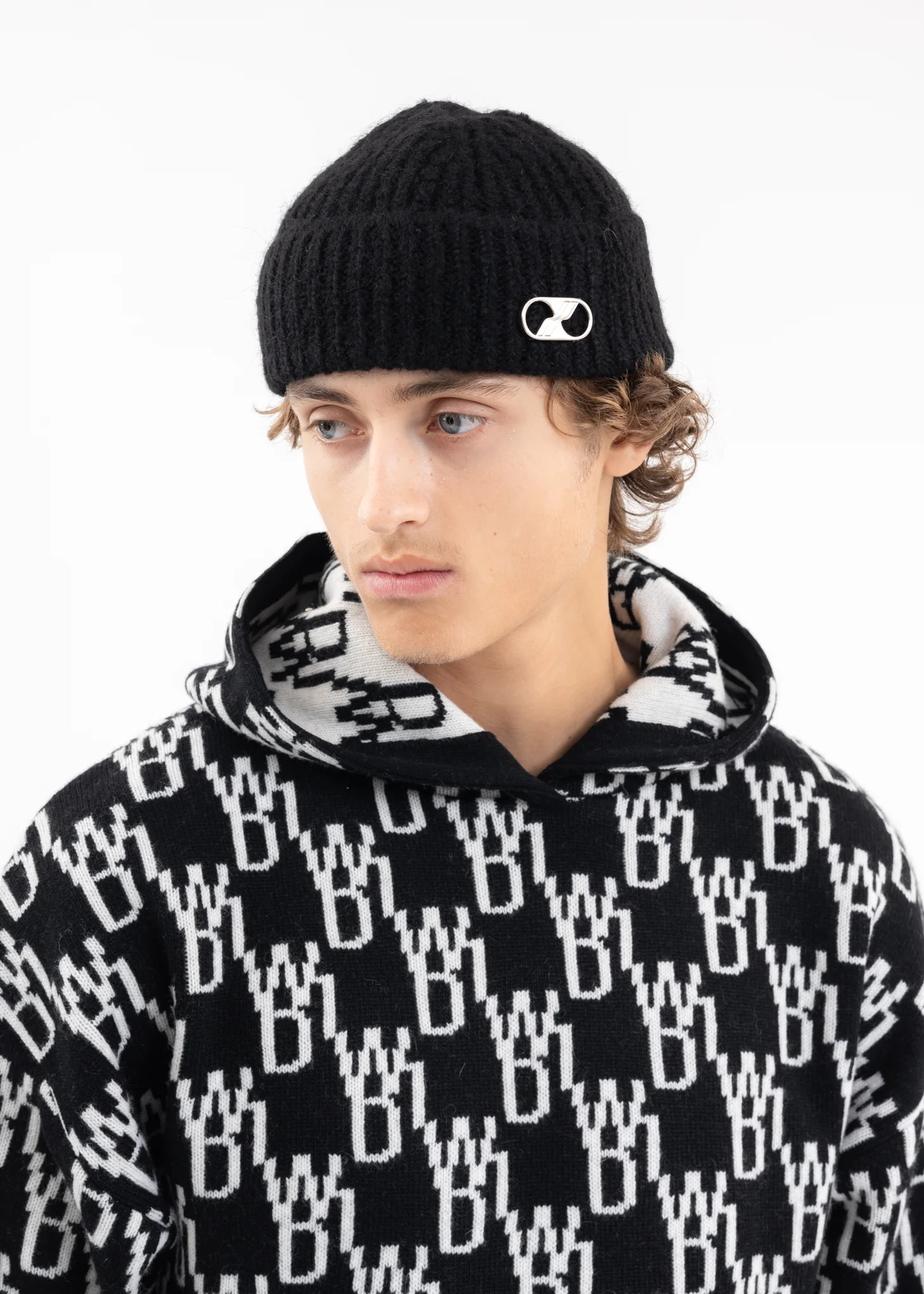BLACK EMBROIDERED LOGO METAL SHORT BEANIE