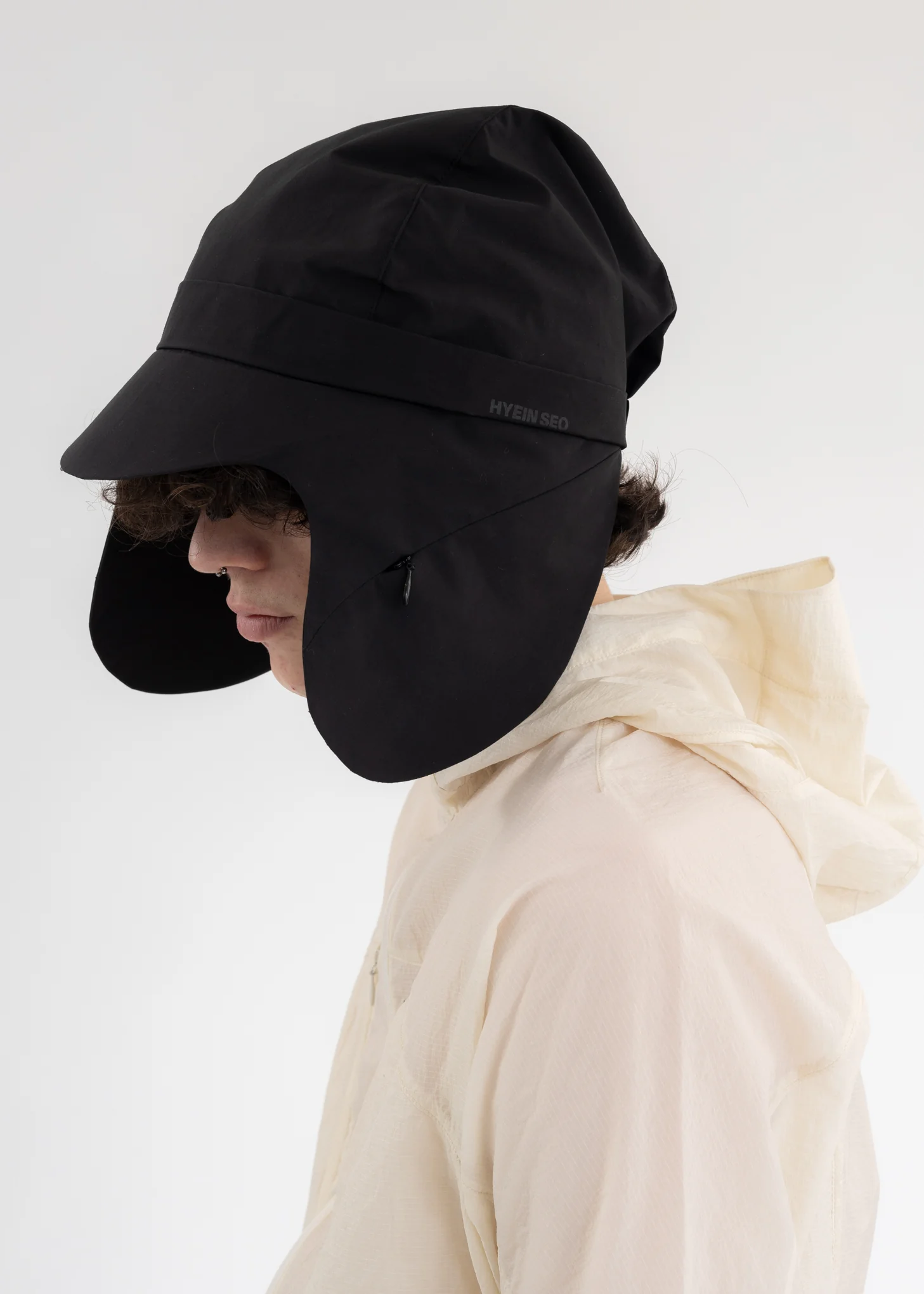 BLACK FLAP HAT