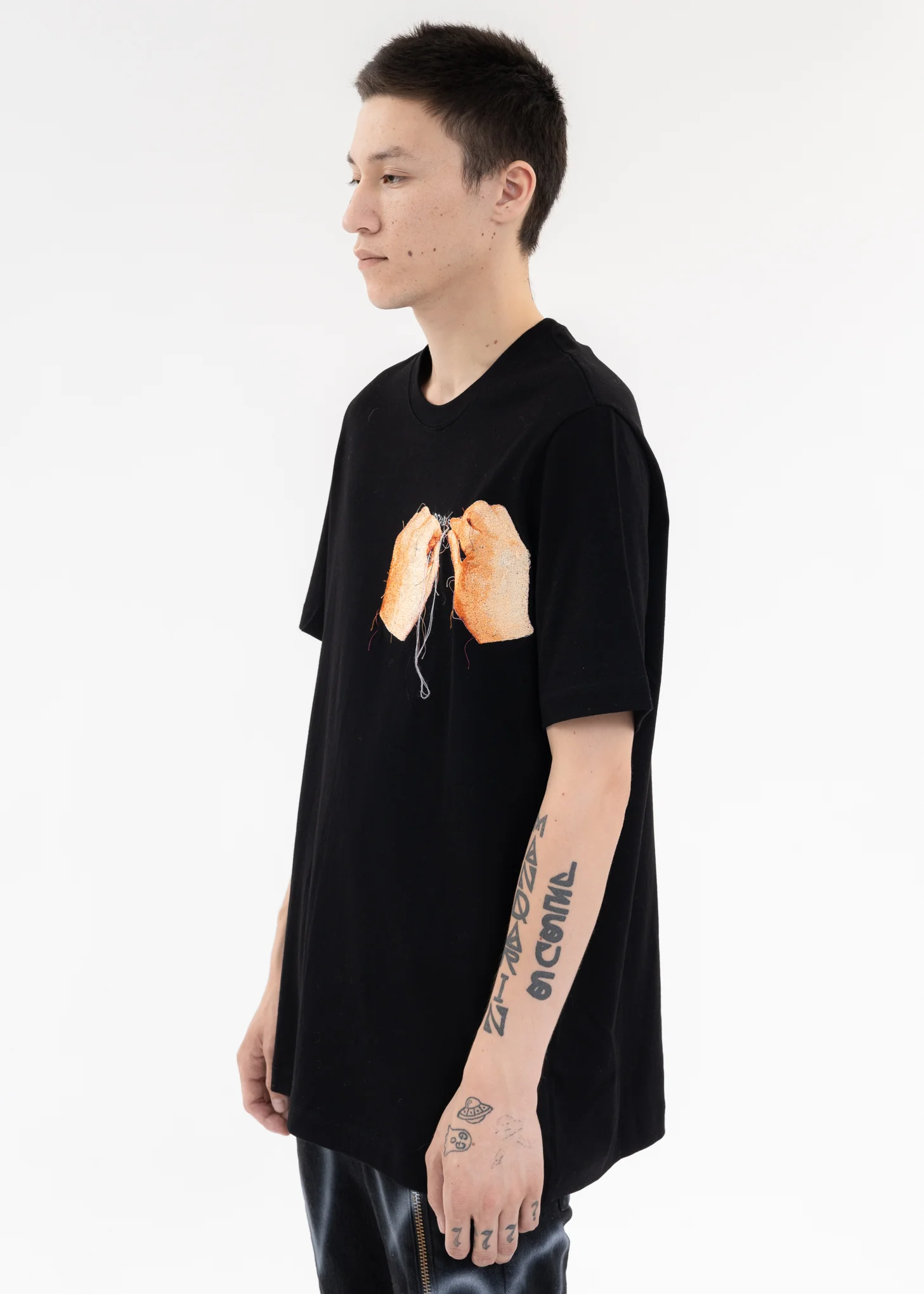 Black “HAND-EMBROIDERY” PHOTO STITCH T-SHIRT - Image 3