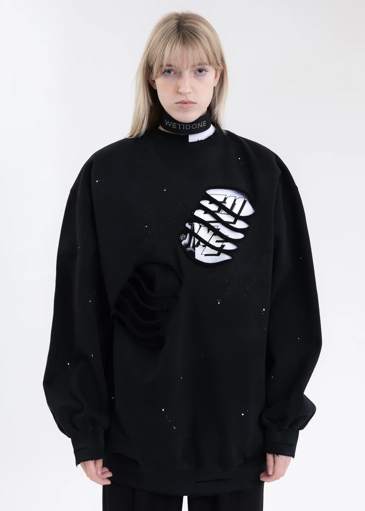 BLACK LOGO CUT OUT SWEATSHIRT