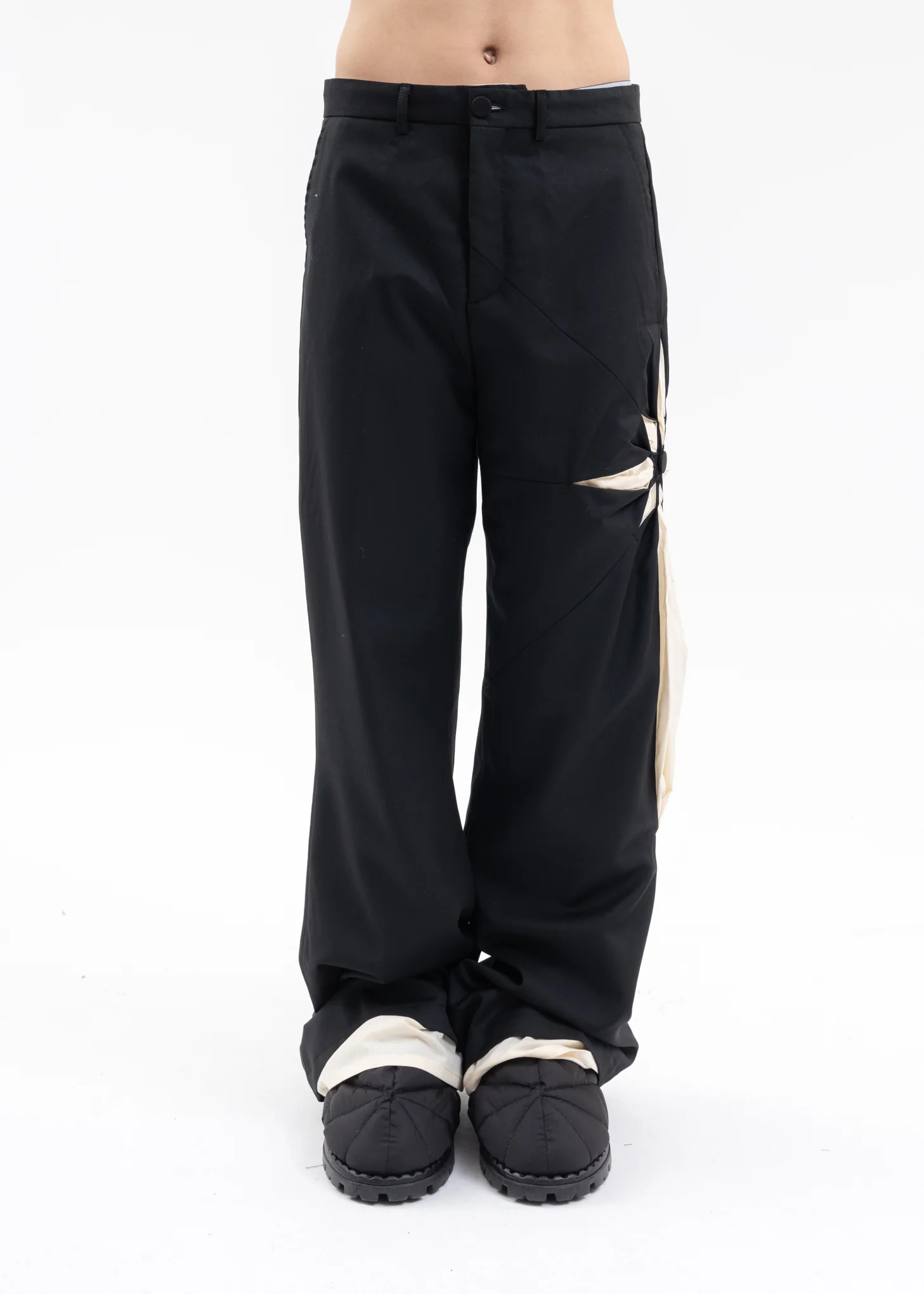 BLACK ORIGAMI FLOWER PANTS - Image 2