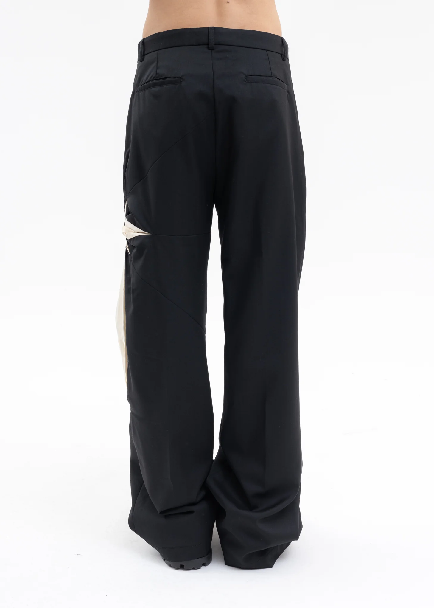 BLACK ORIGAMI FLOWER PANTS - Image 3