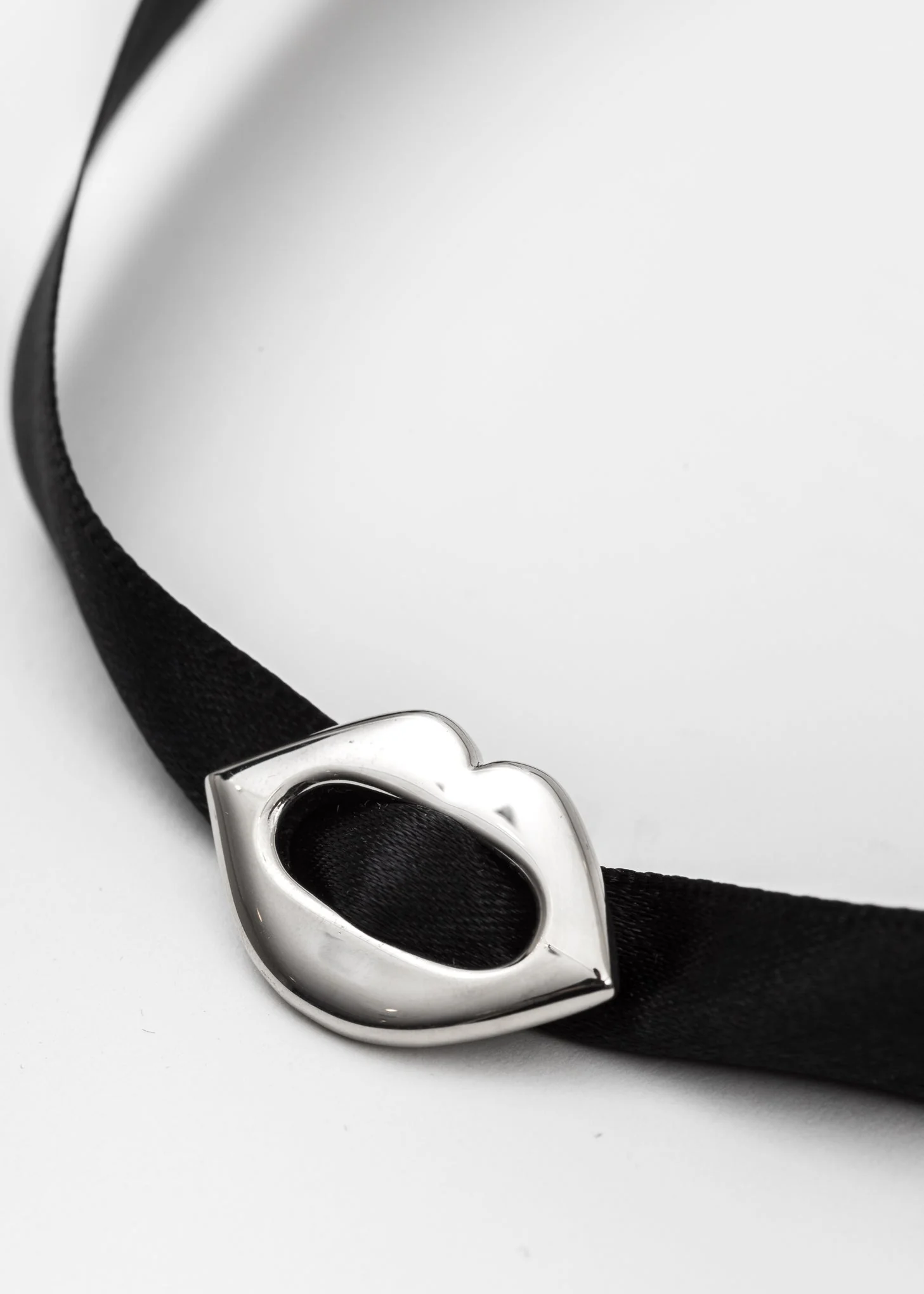BLACK RIBBON CHOKER W/ SILVER LIP - Image 5