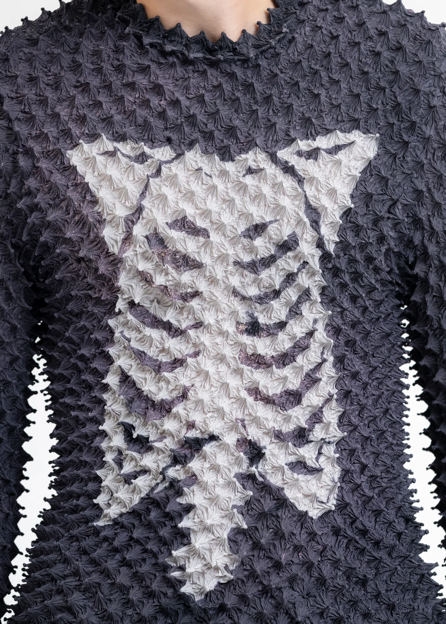 BLACK "SHIBORI" OVERSIZED LONG SLEEVE T-SHIRT - Image 5