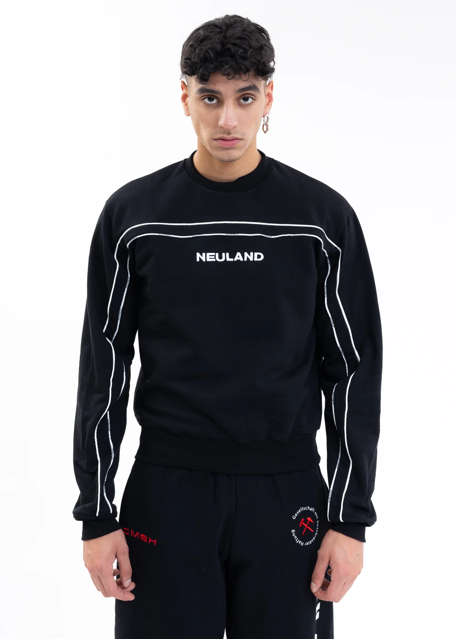 BLACK W WHITE EMBROIDERY CREWNECK