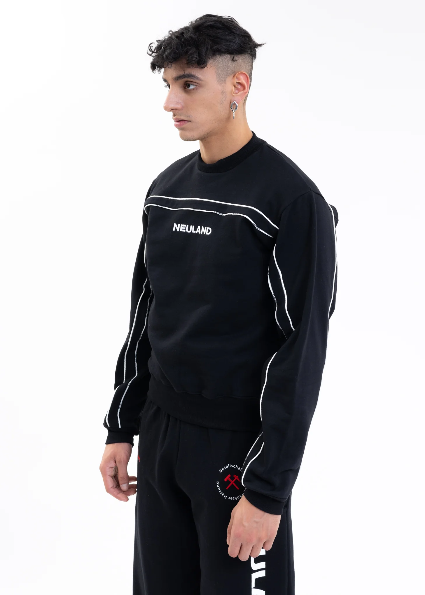 BLACK W WHITE EMBROIDERY CREWNECK - Image 3