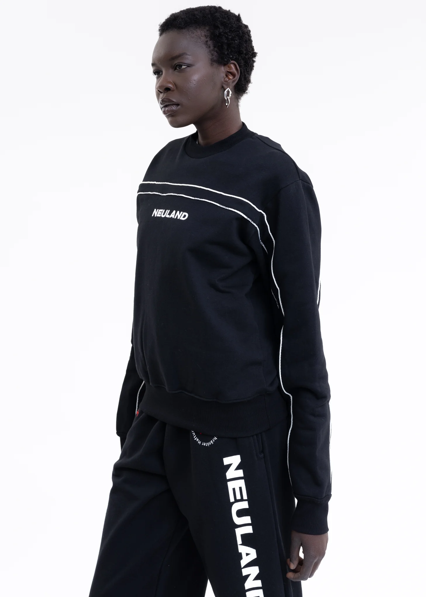 BLACK W WHITE EMBROIDERY CREWNECK - Image 3