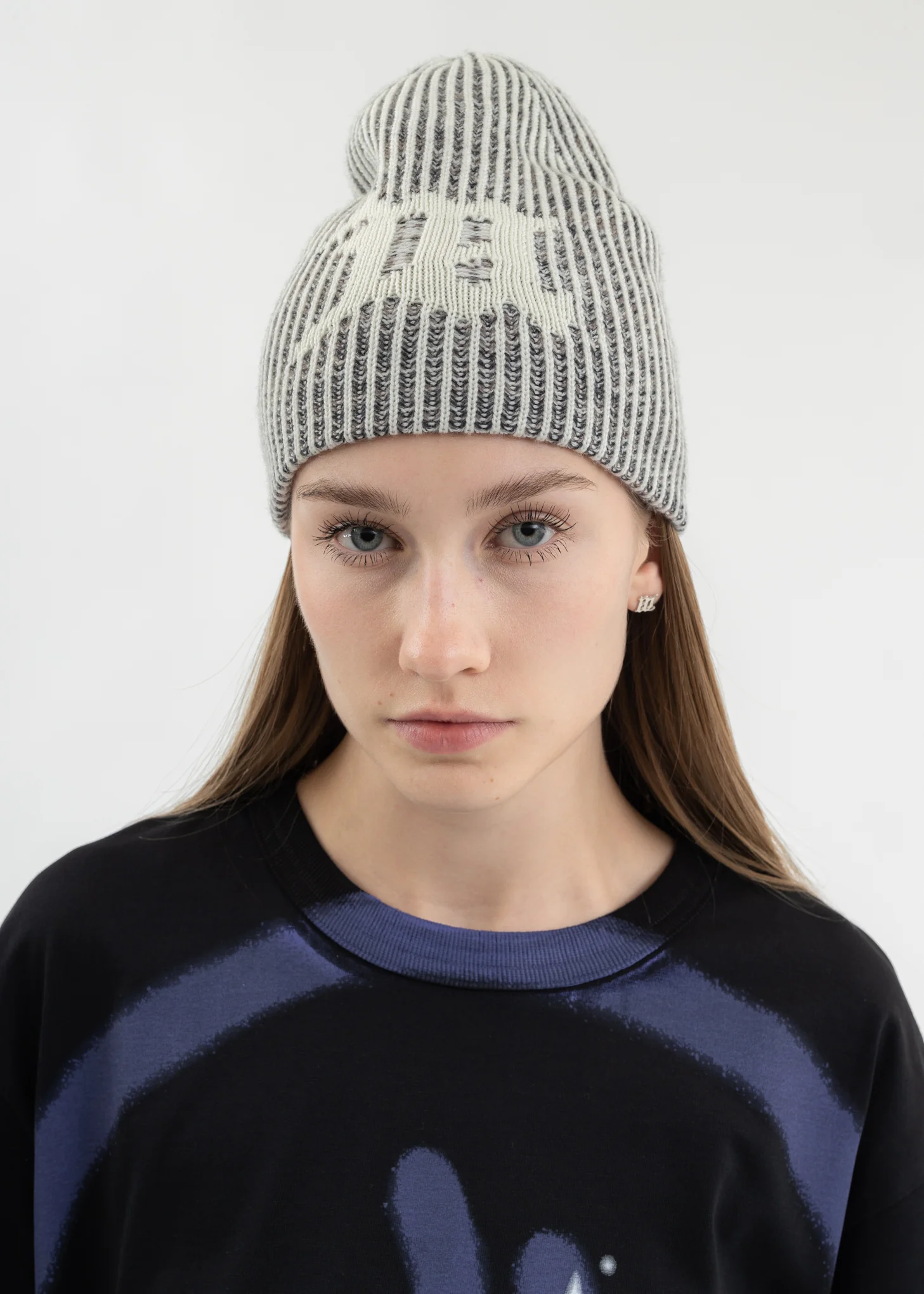 BLACK/WHITE KNITTED BEANIE