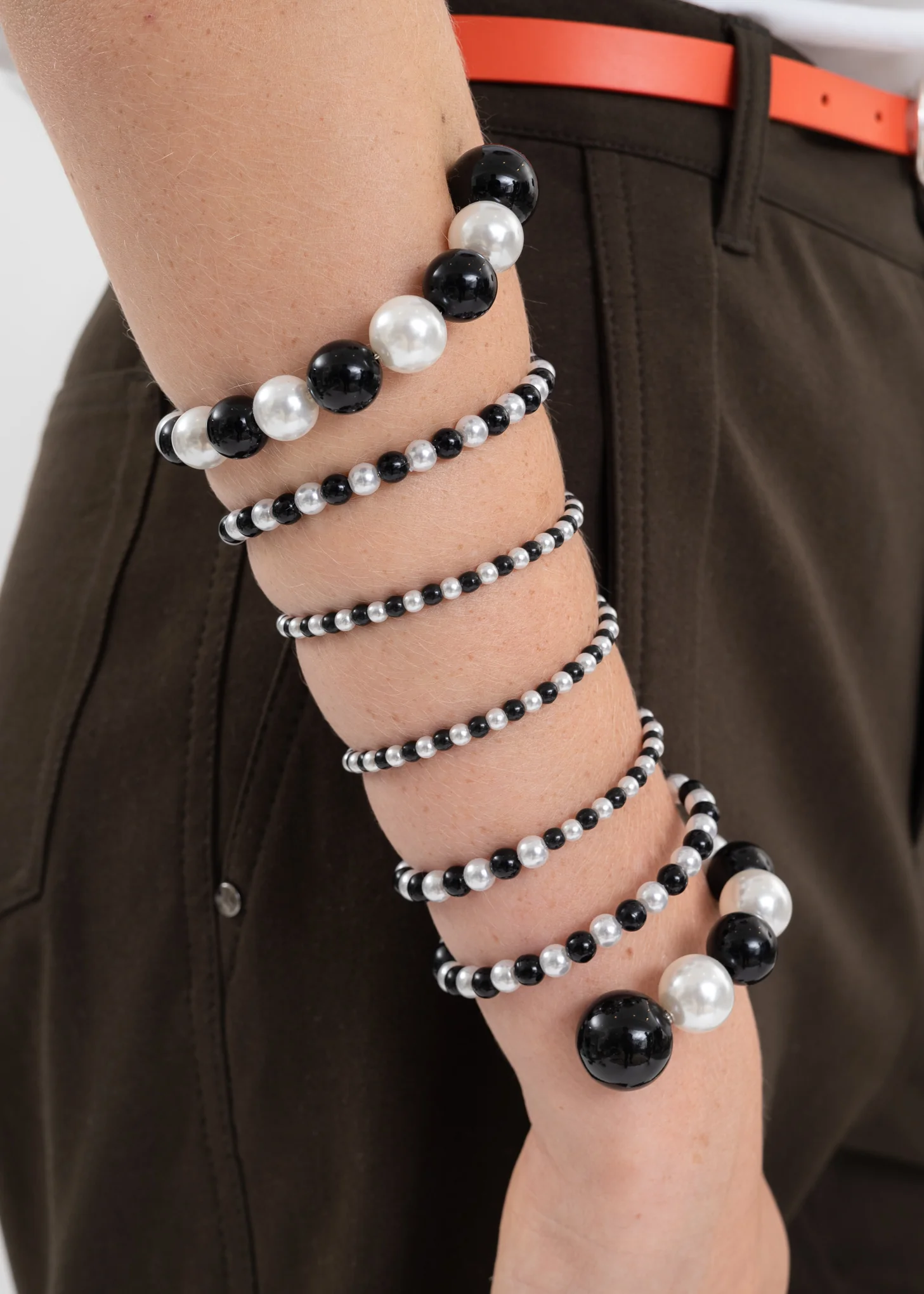 BLACK / WHITE / SILVER SPIRAL BEAD BRACELET - Image 4