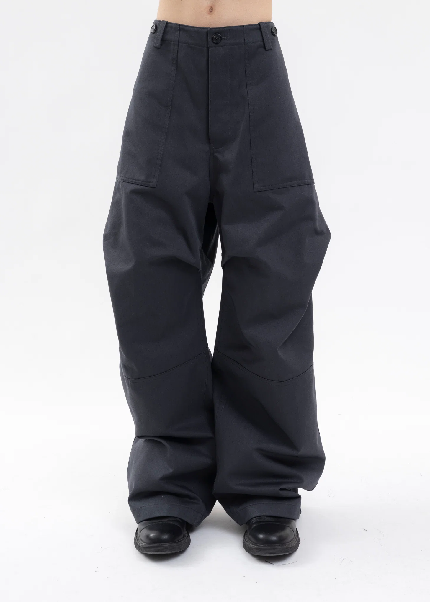 CHARCOAL MENS SOLID FLAP POCKET WIDE-FIT PANTS