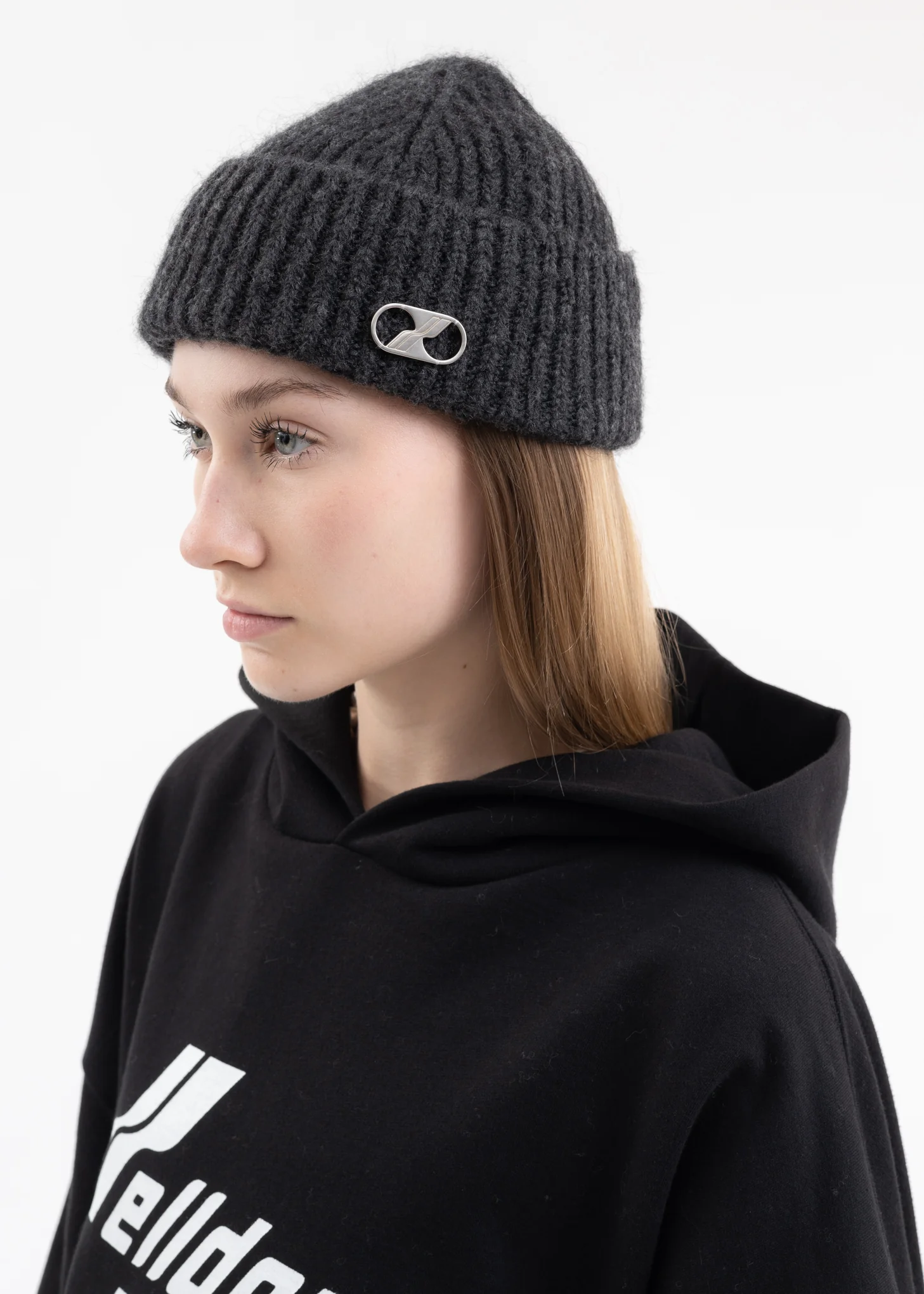 GREY EMBROIDERED LOGO METAL SHORT BEANIE