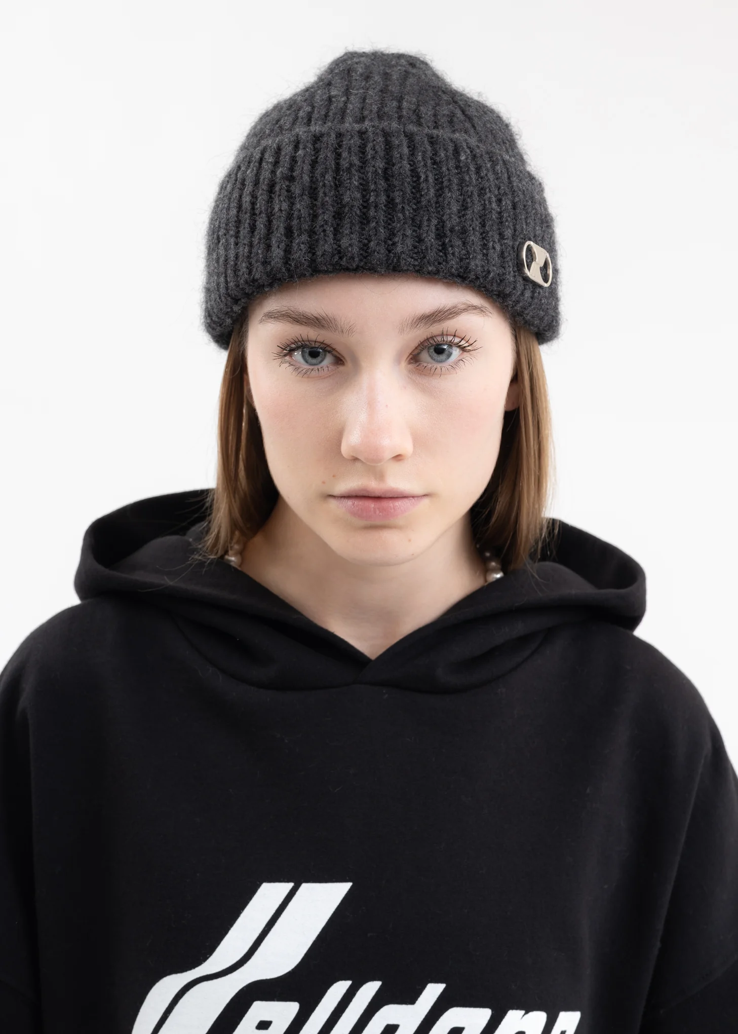 GREY EMBROIDERED LOGO METAL SHORT BEANIE - Image 2
