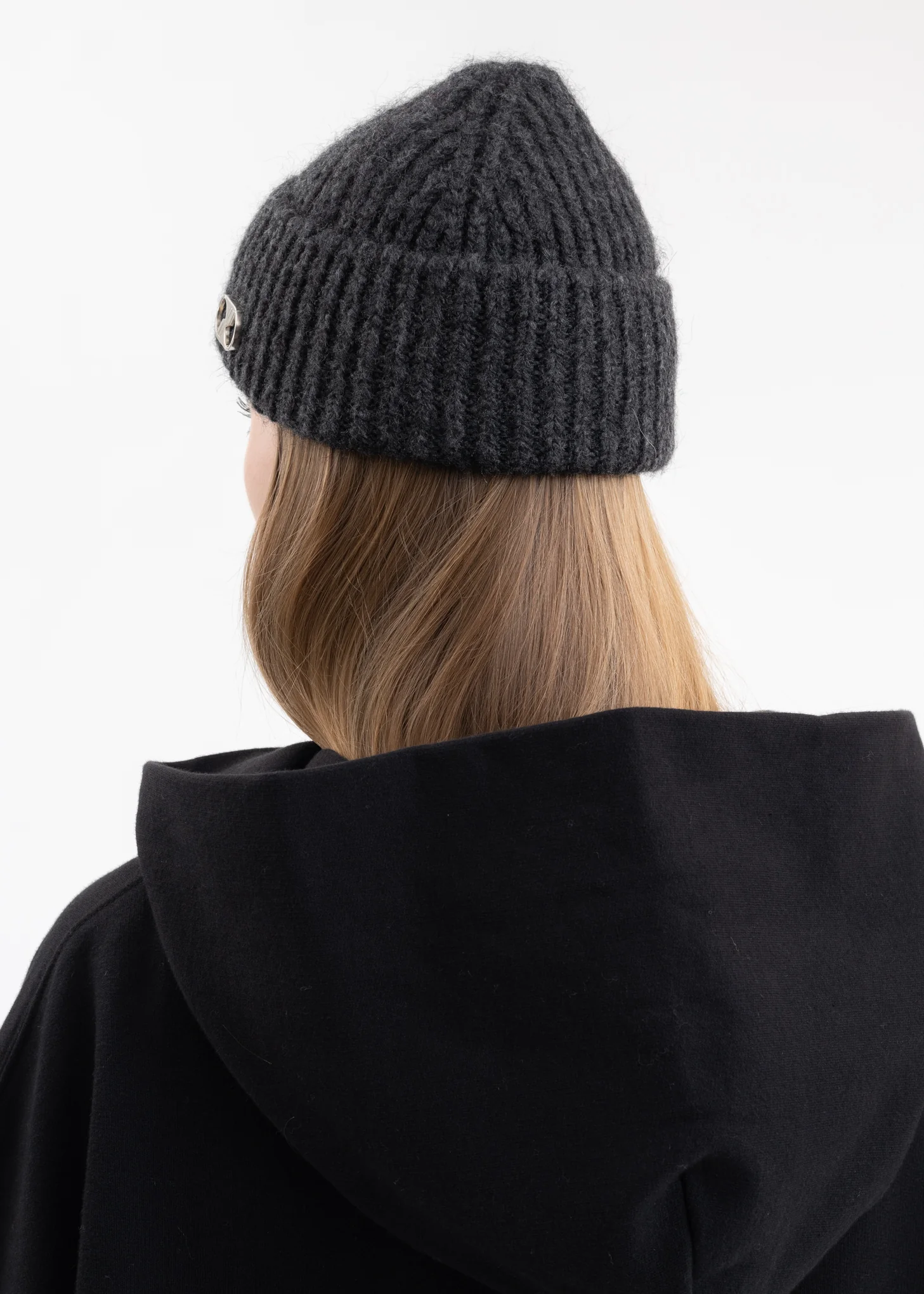 GREY EMBROIDERED LOGO METAL SHORT BEANIE - Image 3