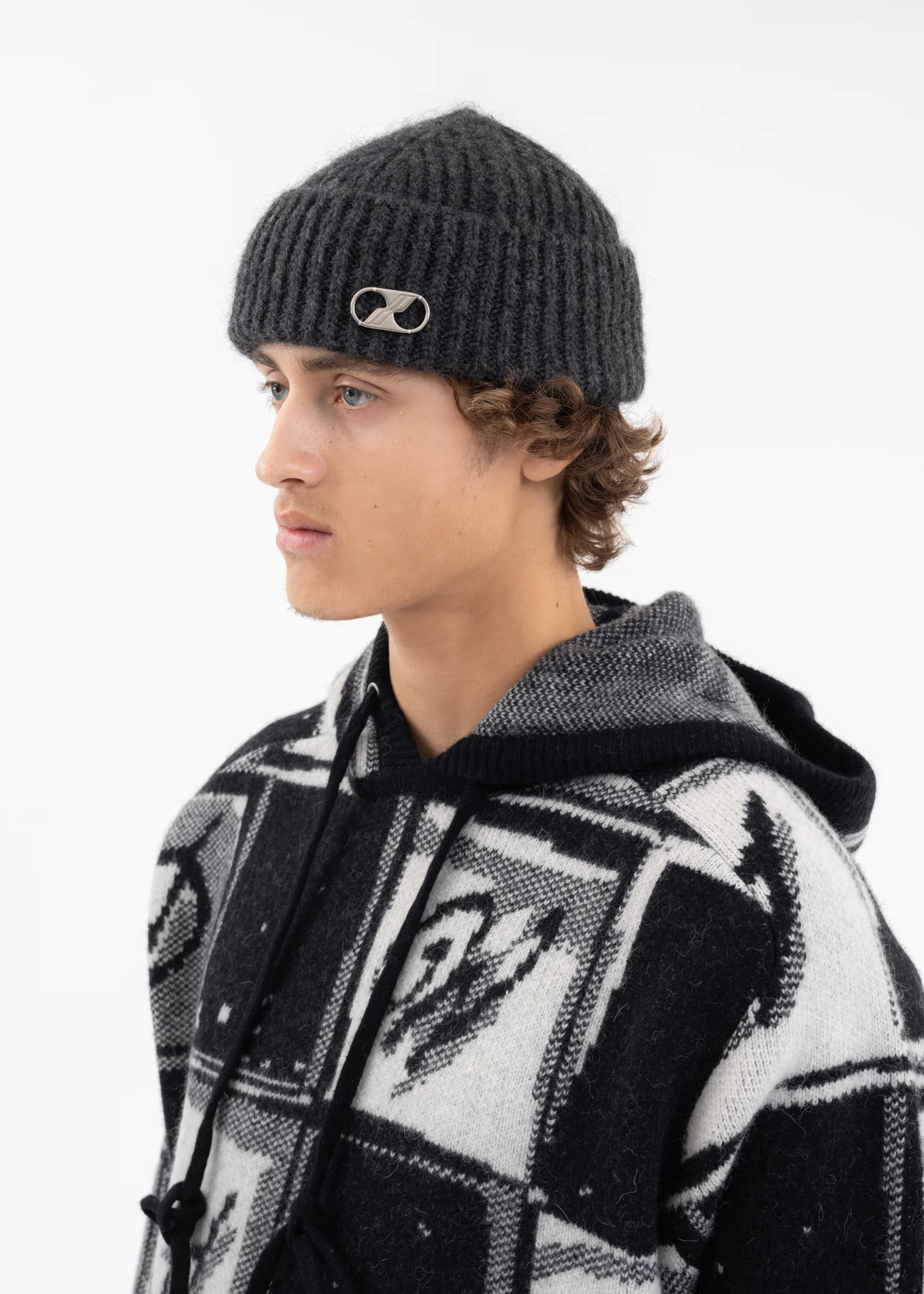 GREY EMBROIDERED LOGO METAL SHORT BEANIE