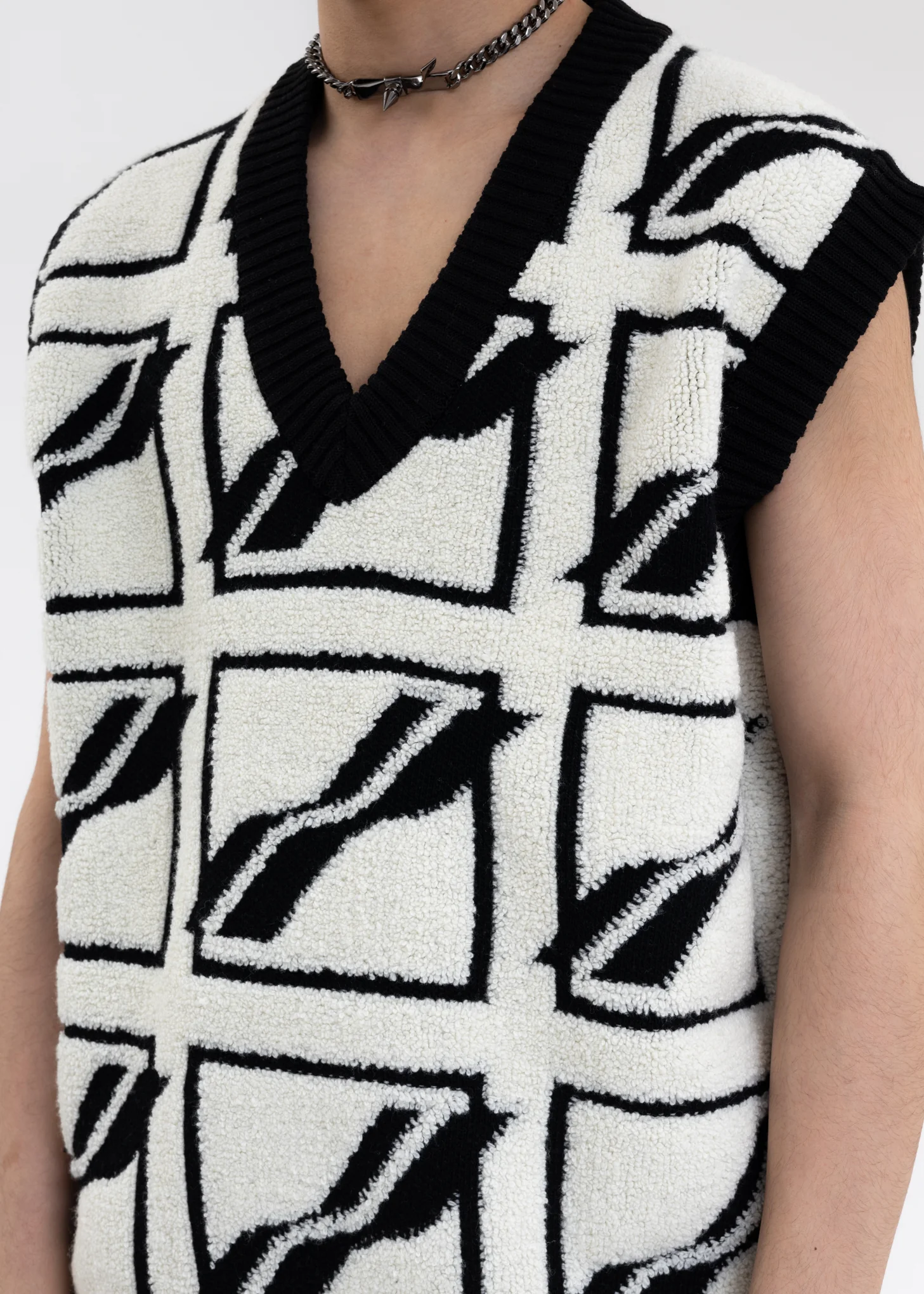 IVORY LOGO ALL OVER OVERSIZED VEST - Image 4
