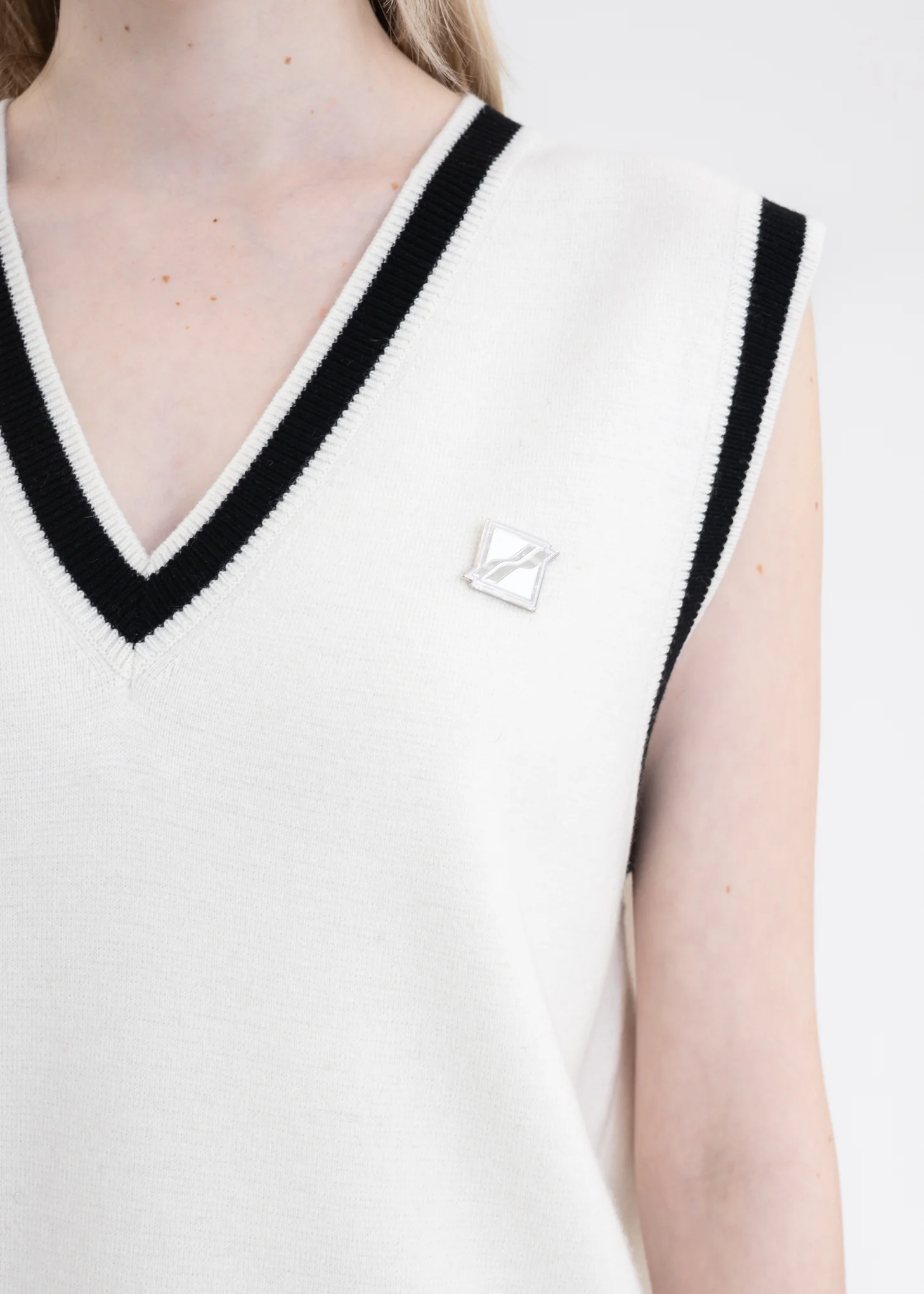 IVORY LOGO METAL DETAIL KNIT VEST - Image 4