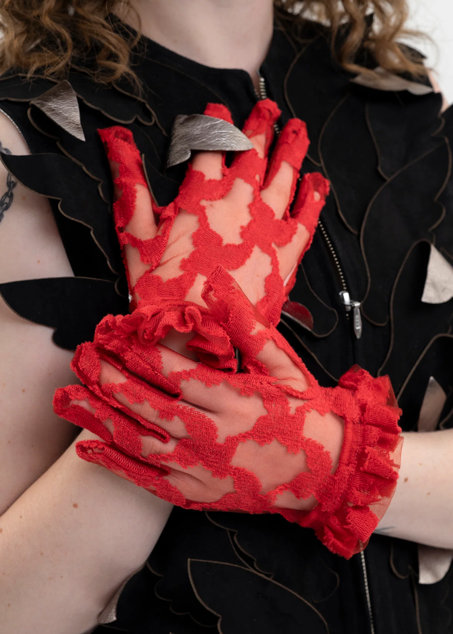 RED ANGEL LACE GLOVES - Image 2