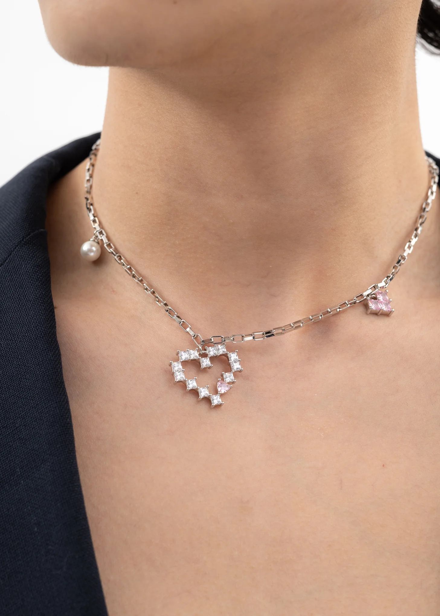 Silver/ Pearl And Rhinestone Hearts Necklace ( CHUYU) - Image 3