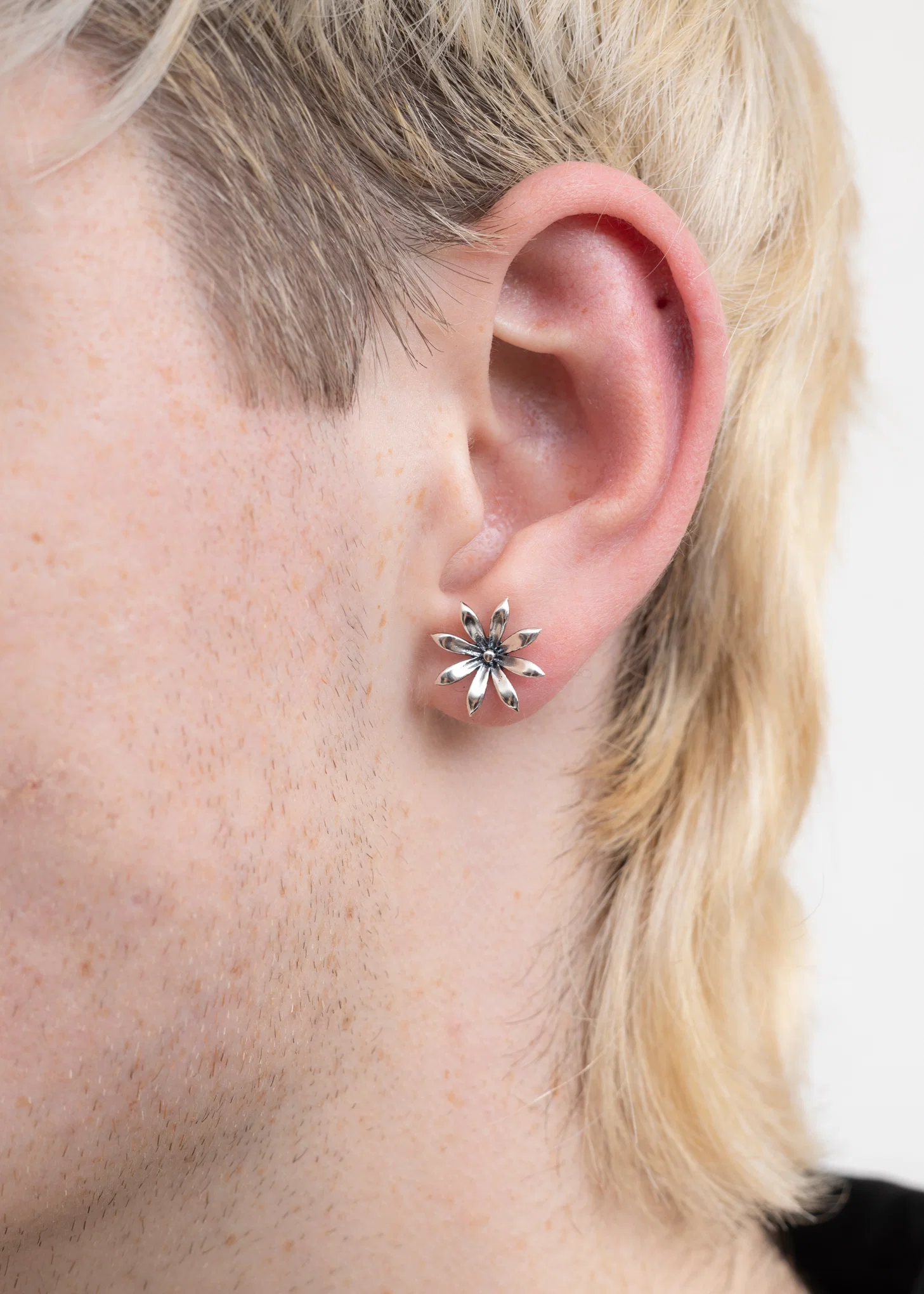 SILVER FLOWER EARRING - Image 3