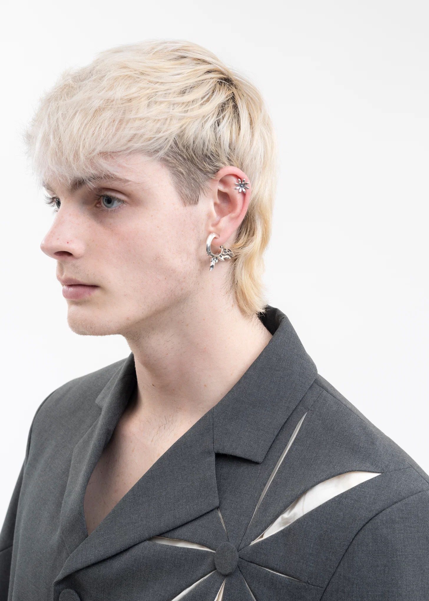 SILVER FLOWER EARRING - Image 4