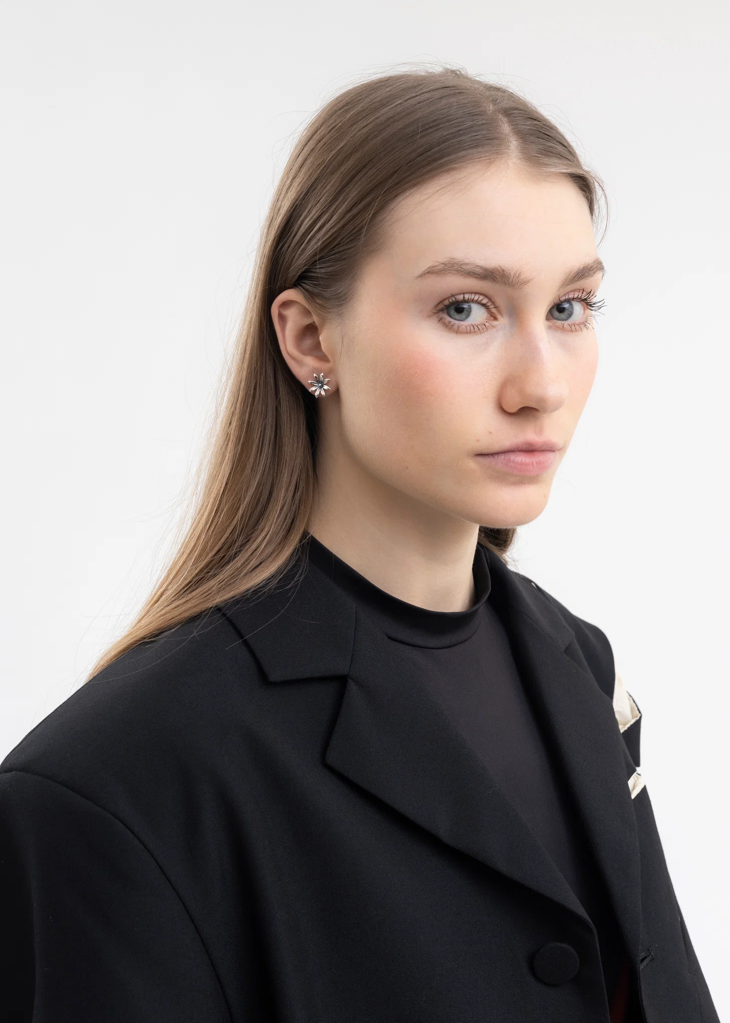 SILVER FLOWER EARRING - Image 2