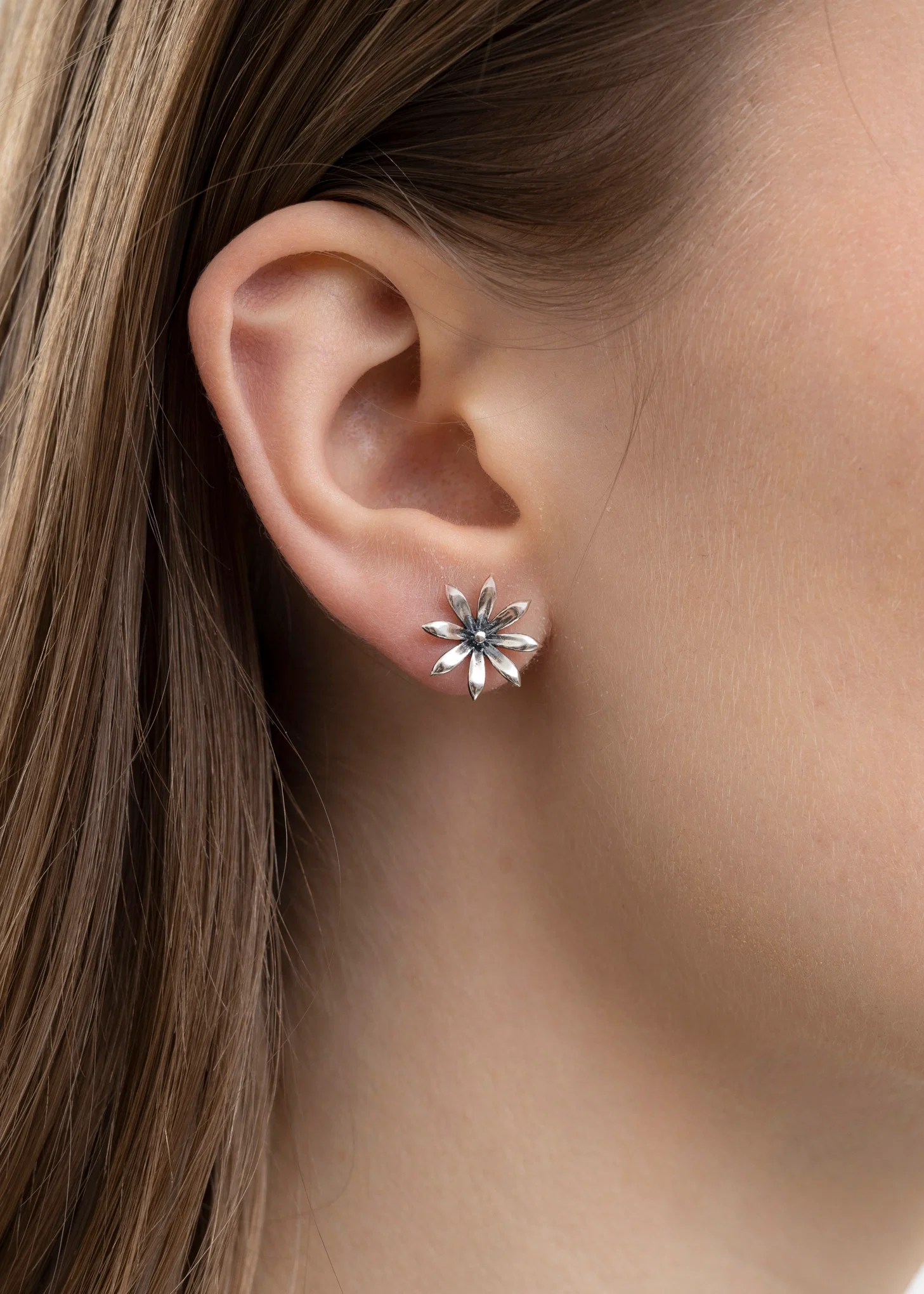 SILVER FLOWER EARRING - Image 3