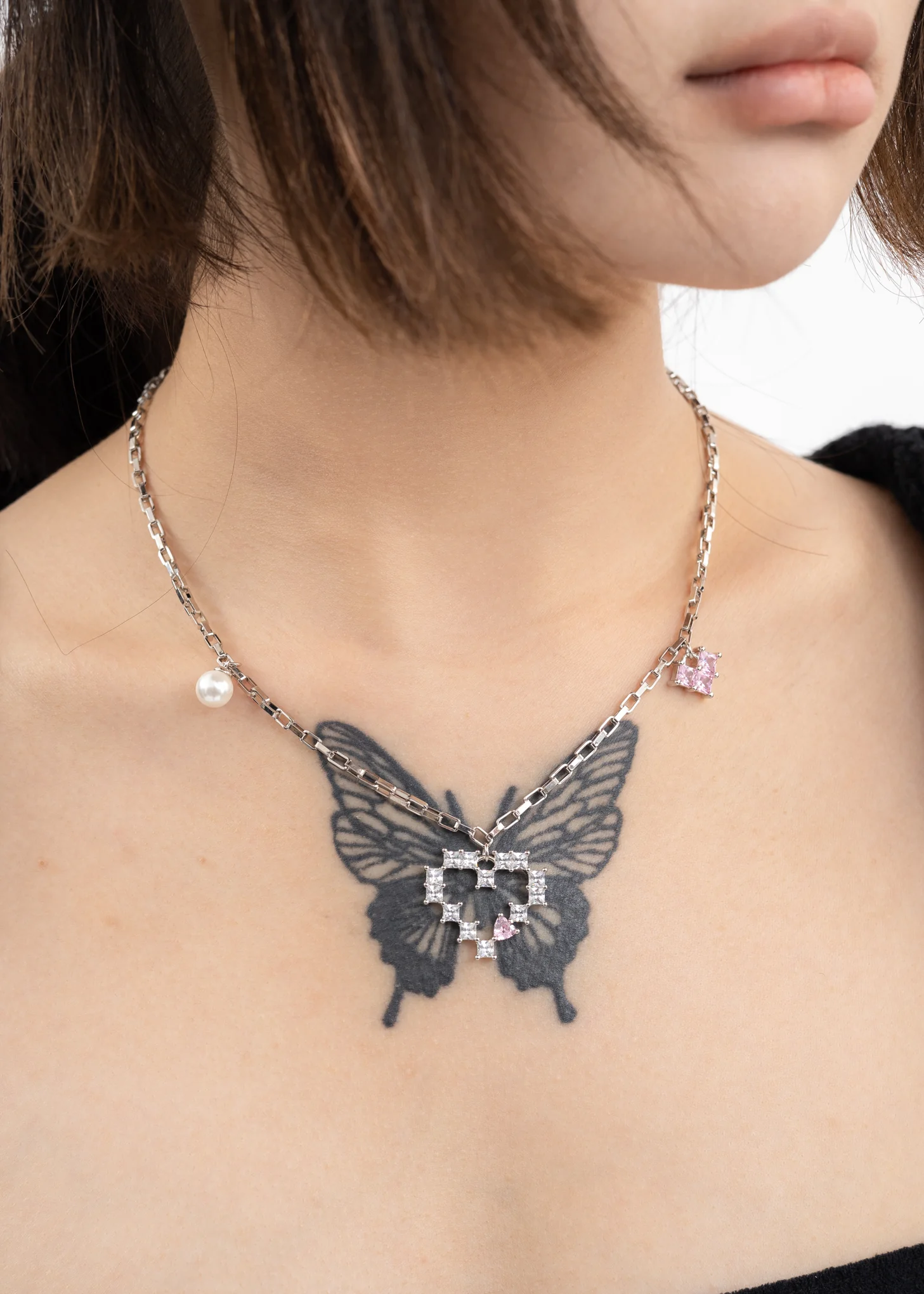 Silver/ Pearl And Rhinestone Hearts Necklace (CHUYU) - Image 3