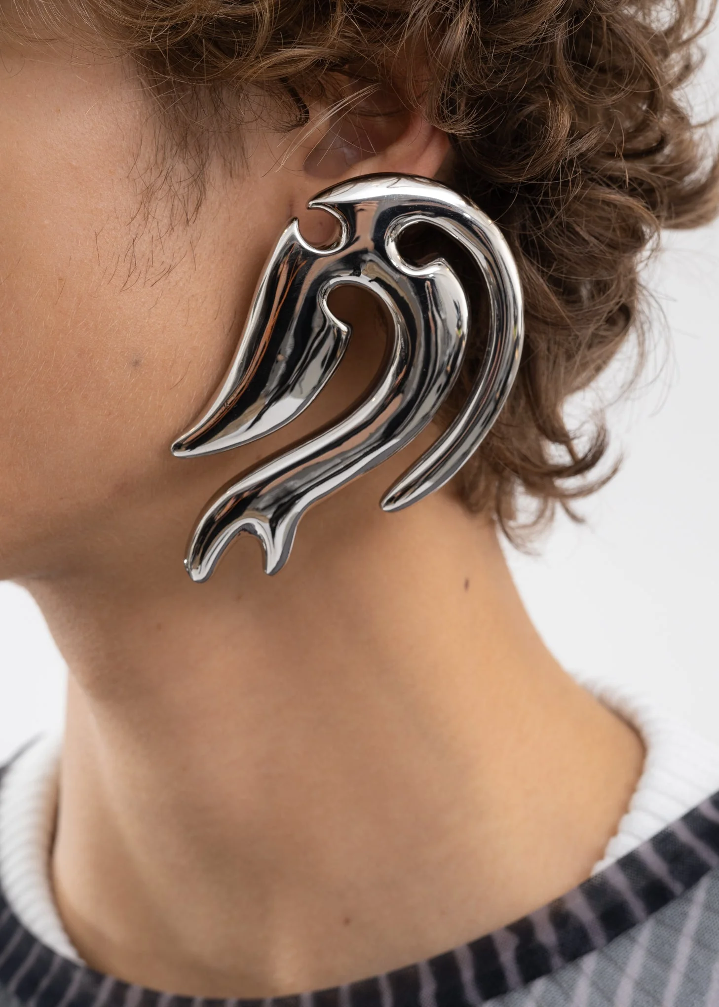 SILVER SCULPTED EARRING -Single - Image 5