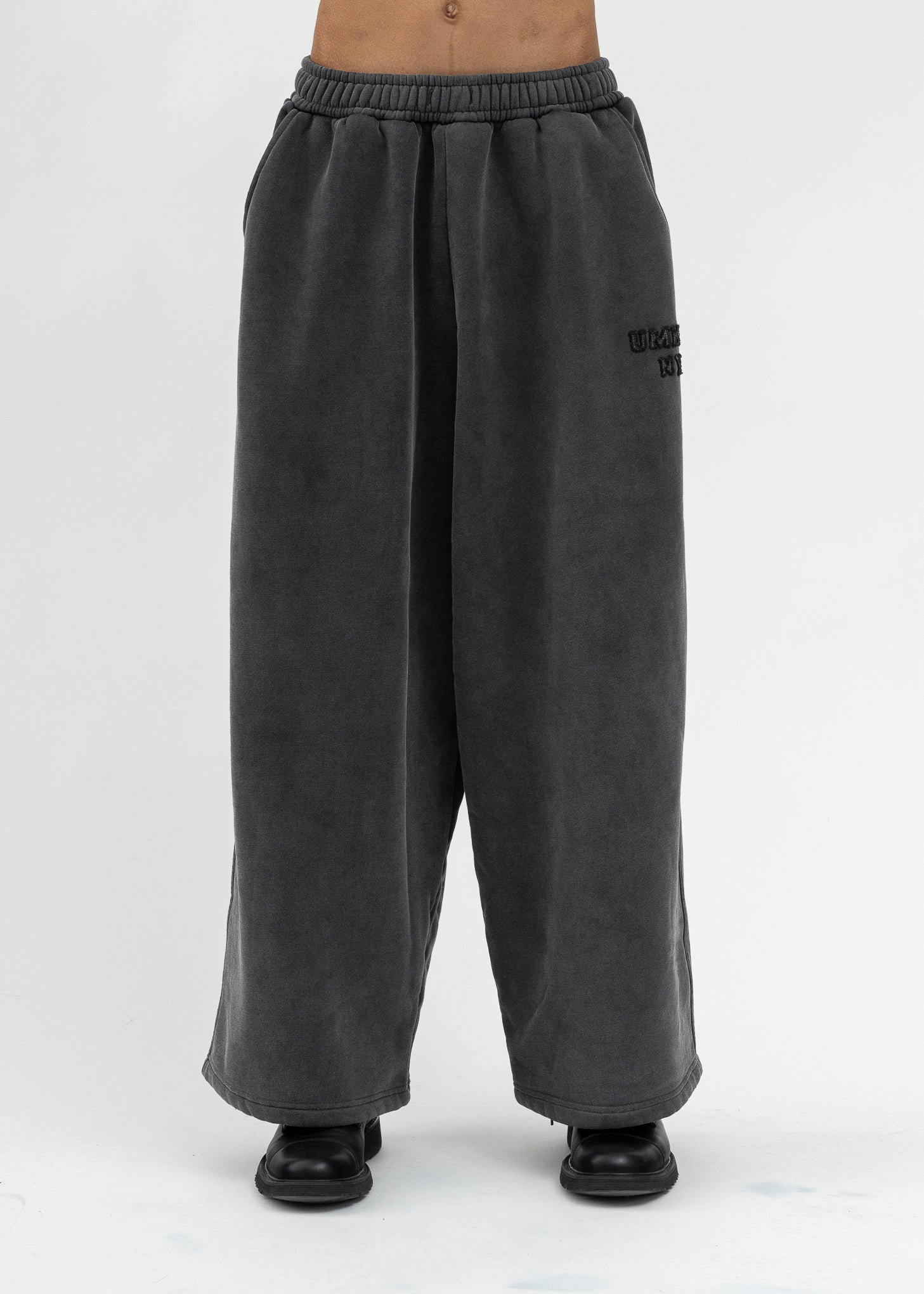 WASH BLACK SWEATER PANTS