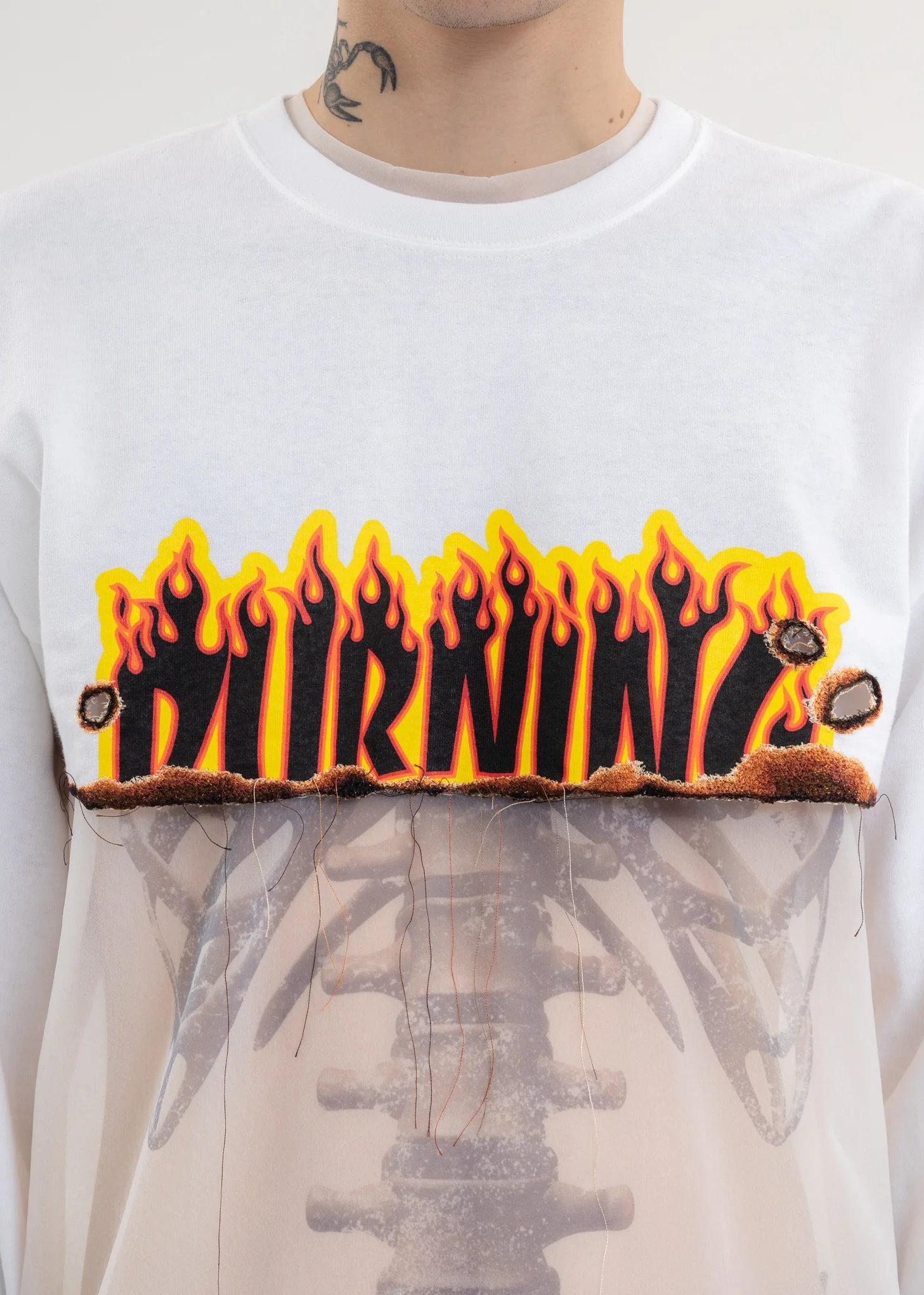 White BURNING EMBROIDERY CROPPED LONG SLEEVE T-SHIRT - Image 4