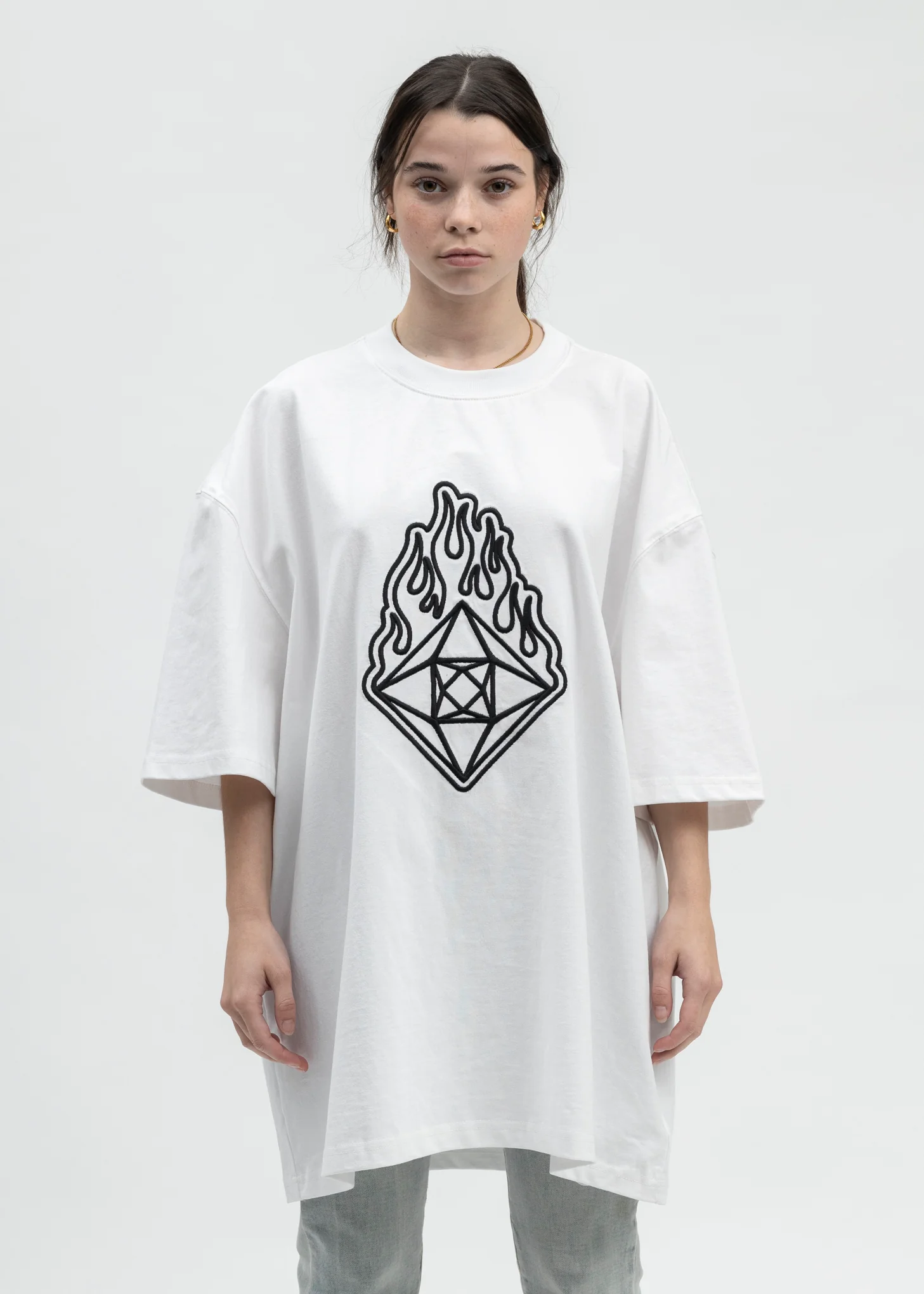 WHITE EMBROIDERY DIAMOND T-SHIRT