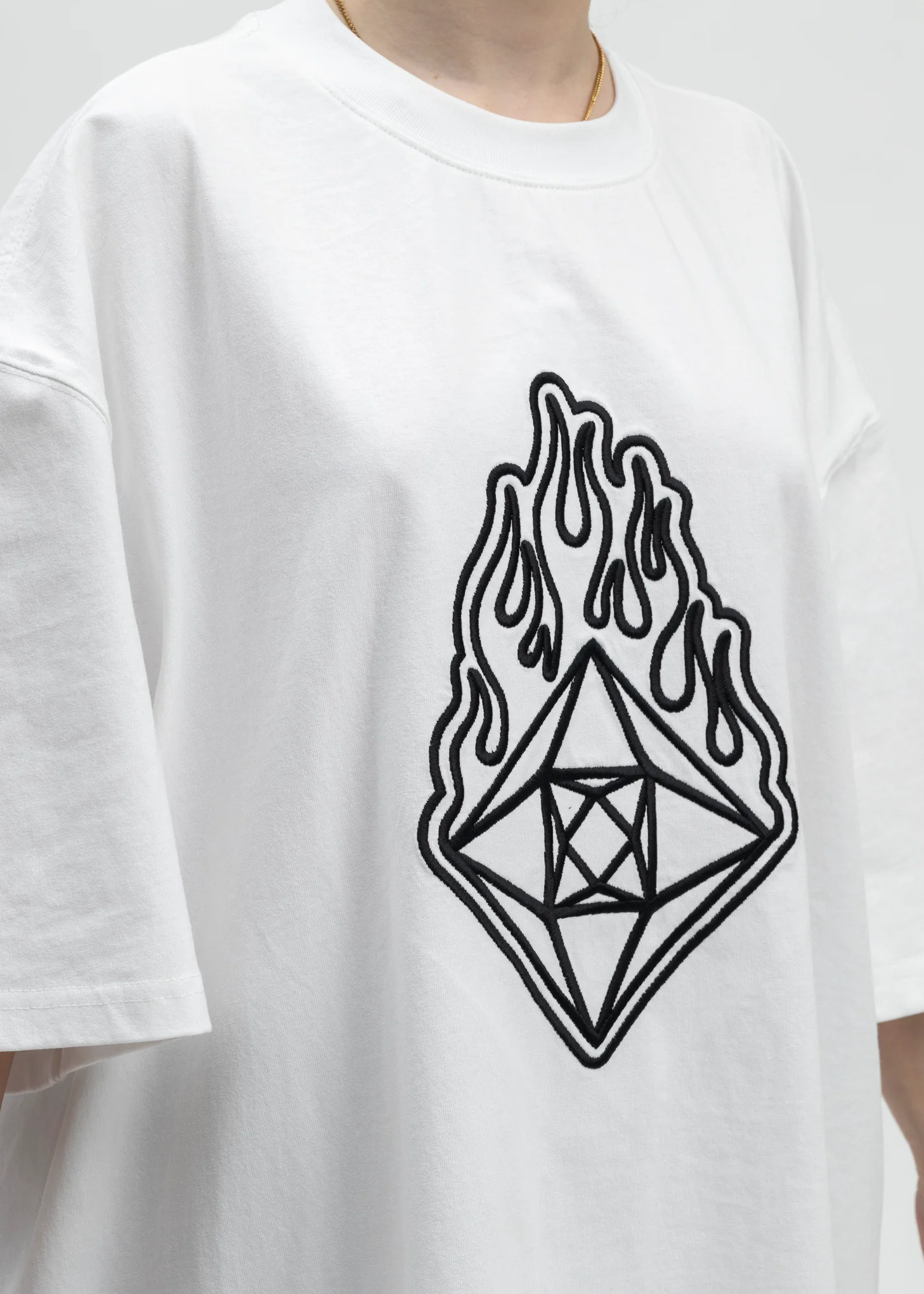 WHITE EMBROIDERY DIAMOND T-SHIRT - Image 3