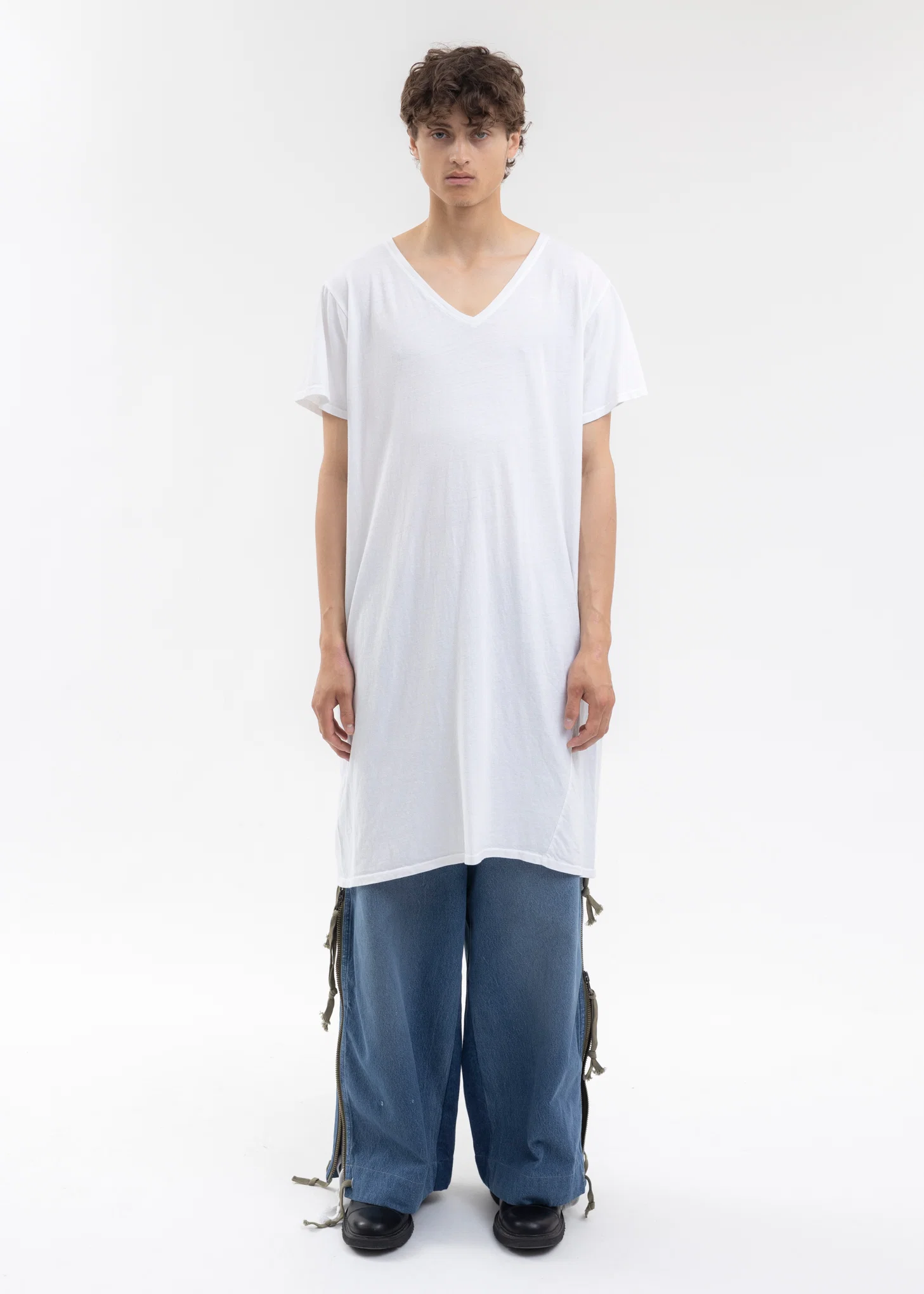 WHITE LONG V-NECK TEE