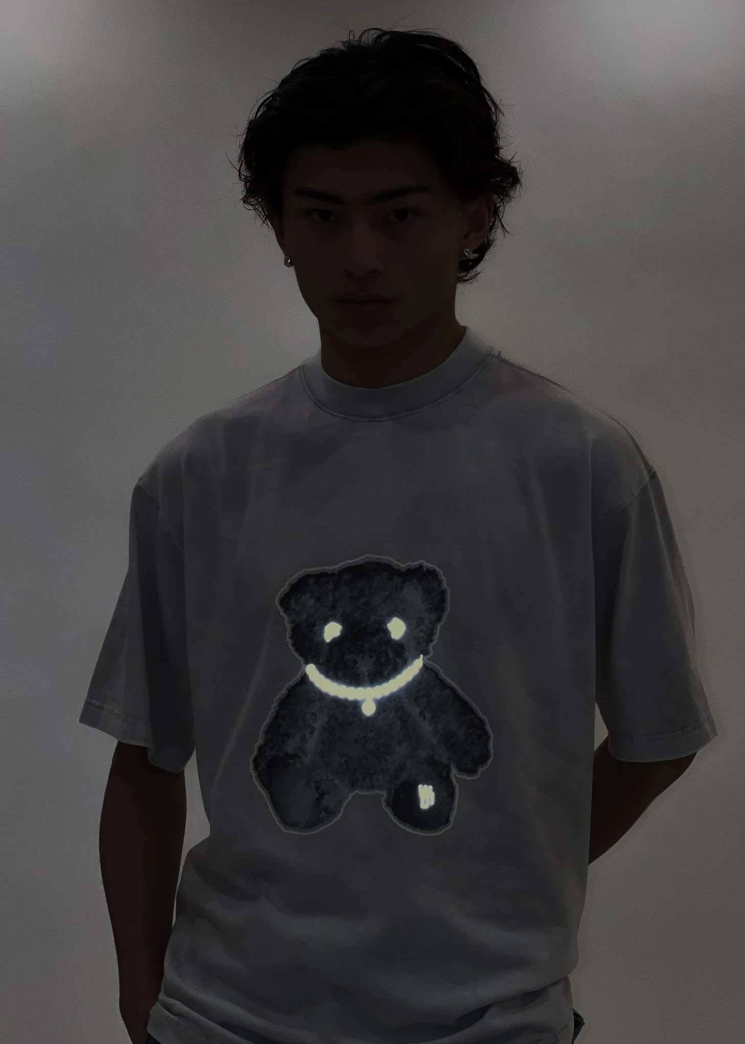 WHITE PEARL NECKLACE TEDDY T-SHIRT (REFLECTIVE) - Image 2