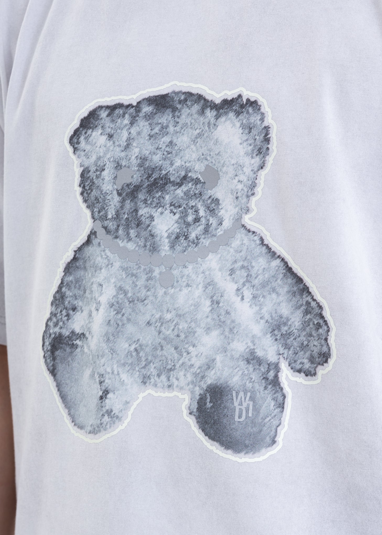 WHITE PEARL NECKLACE TEDDY T-SHIRT (REFLECTIVE) - Image 6