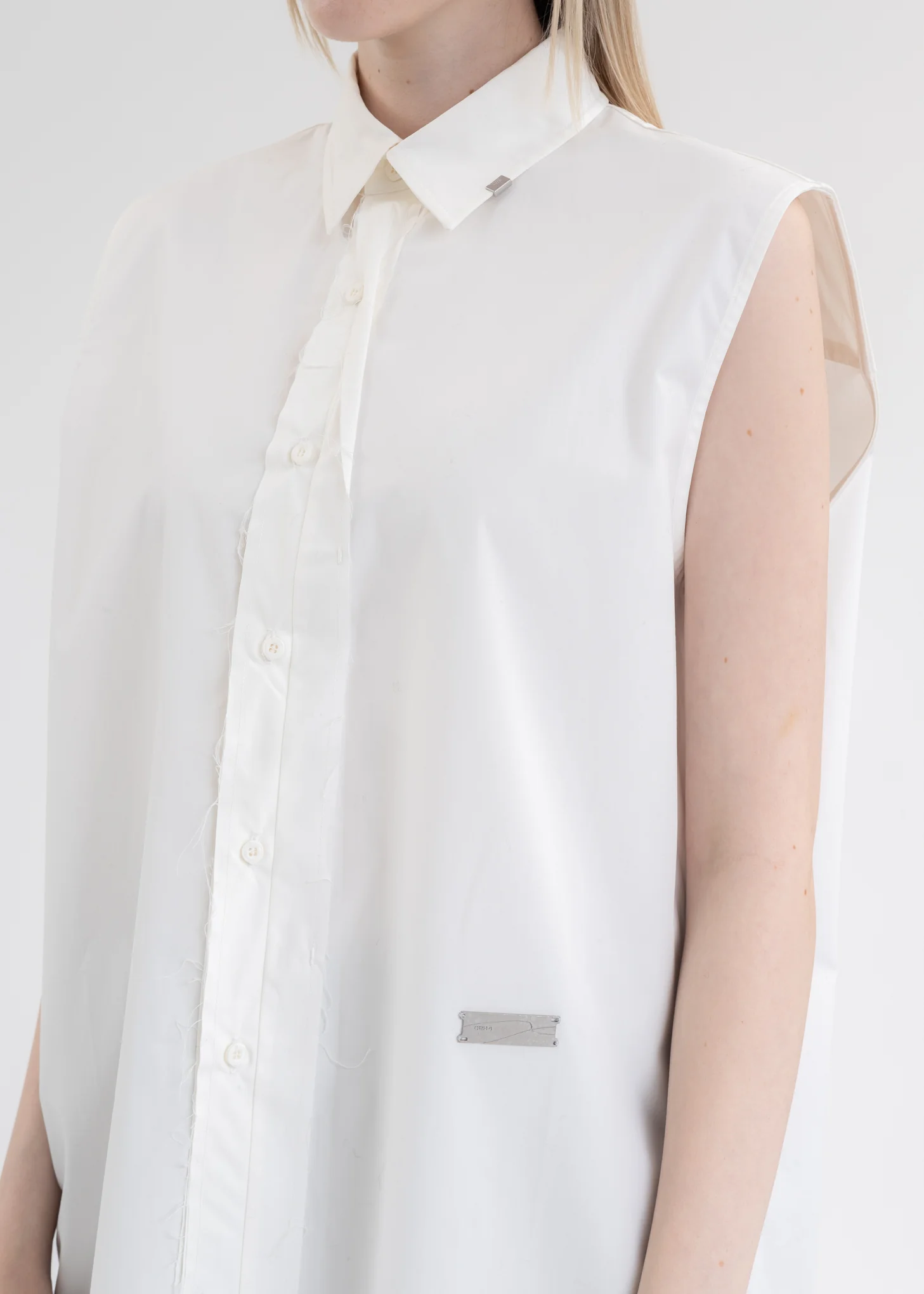 White Raw Edge Sleeveless Shirt - Image 4