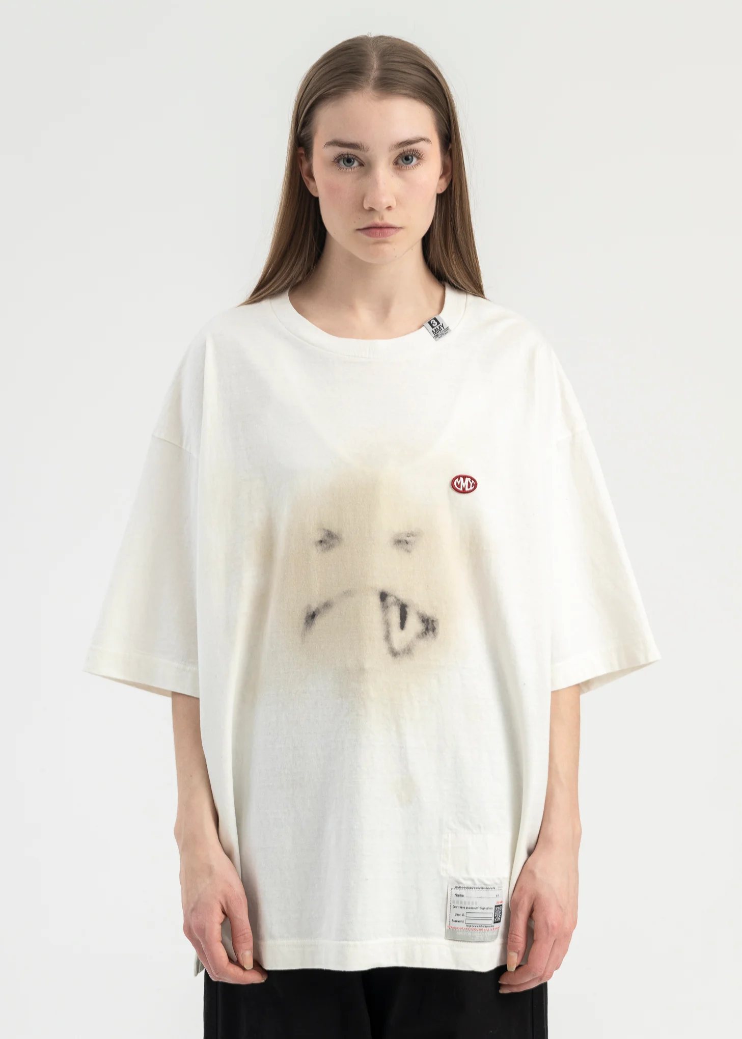 WHITE SMILY FACE PRINTED TEE 2