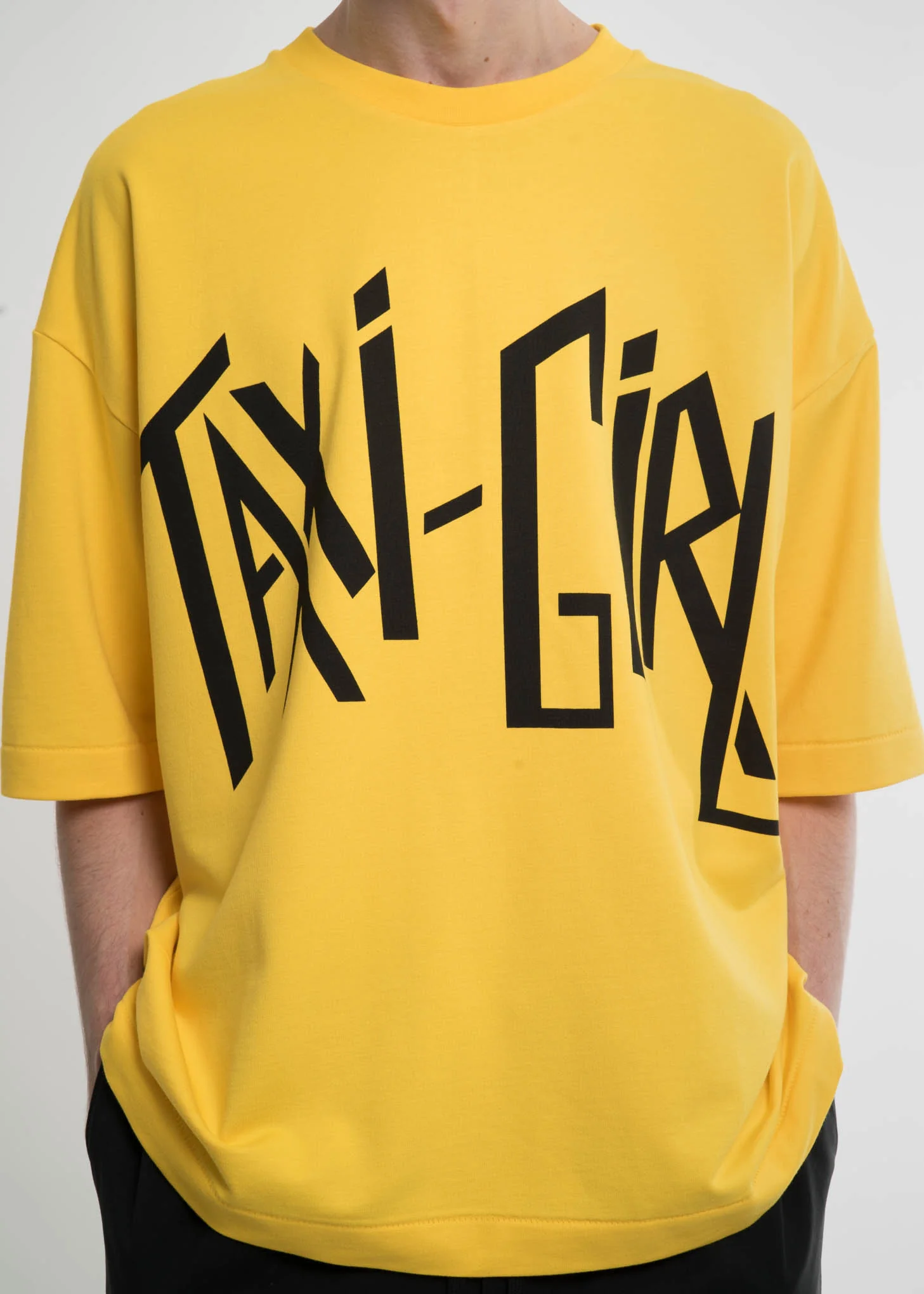 Yellow Desert Taxi Girl - Image 3